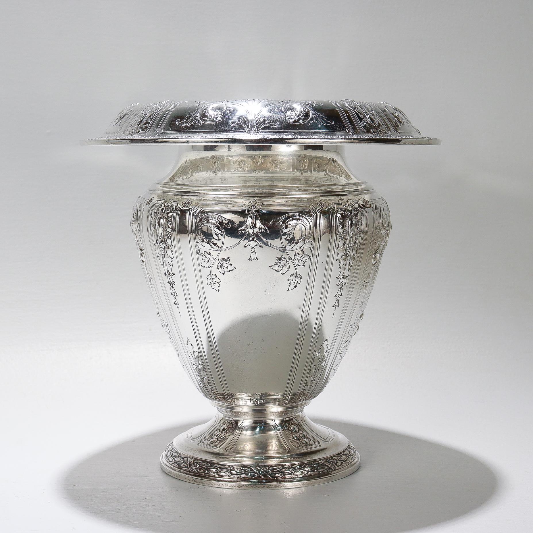Große antike Gorham Sterlingsilber-Blumenvase mit Maintenon-Muster (Frühes 20. Jahrhundert) im Angebot