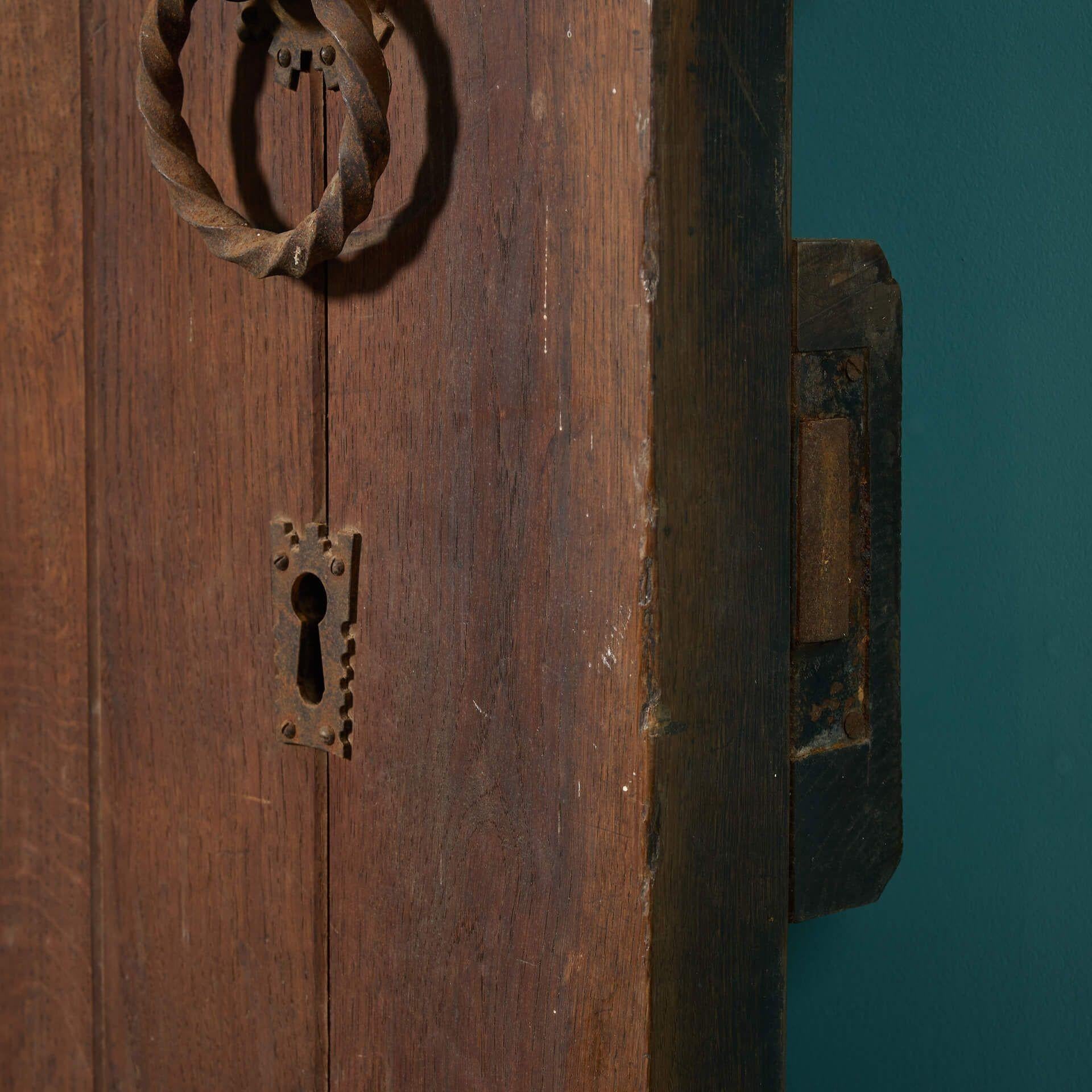 Gran puerta gótica antigua arqueada de roble siglo XIX en venta