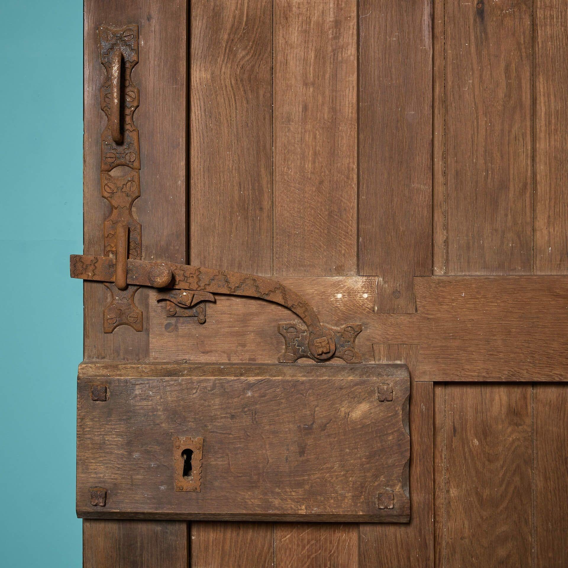 Gran puerta gótica antigua arqueada de roble Metal en venta