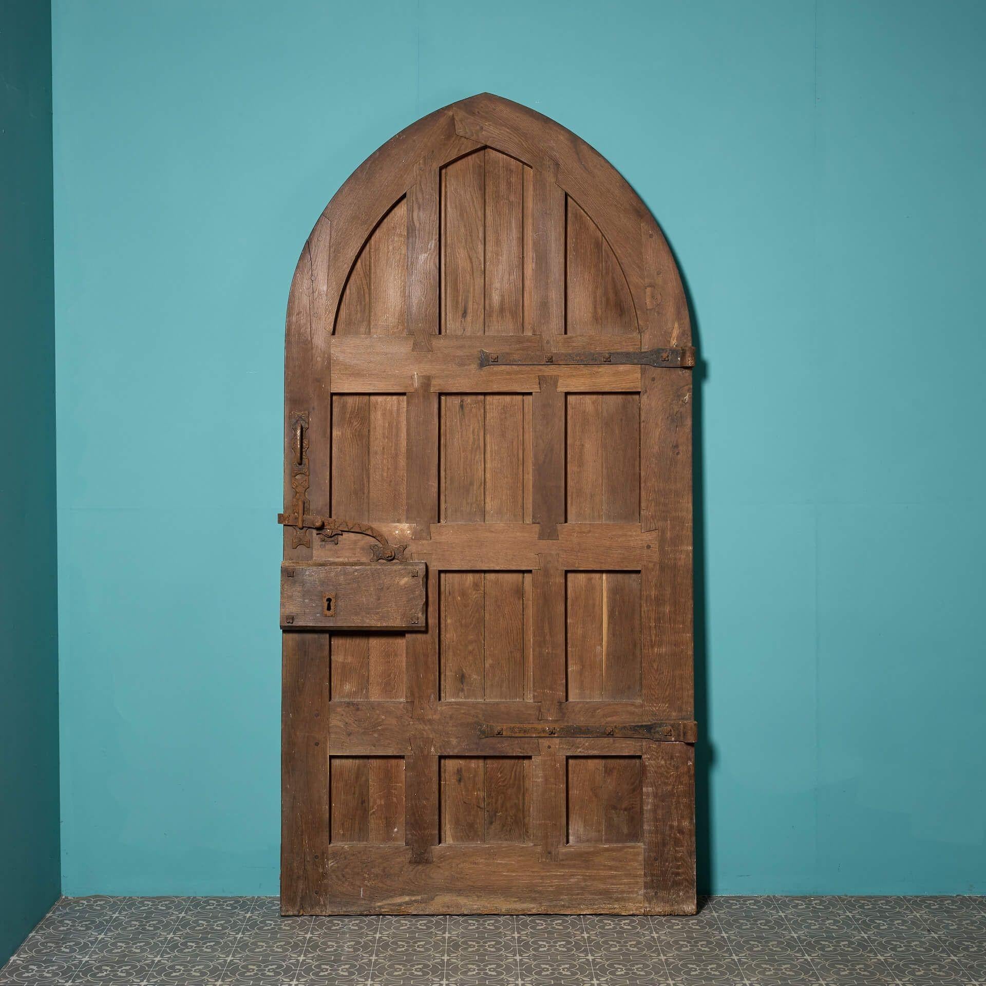 Gran puerta gótica antigua arqueada de roble en venta 1