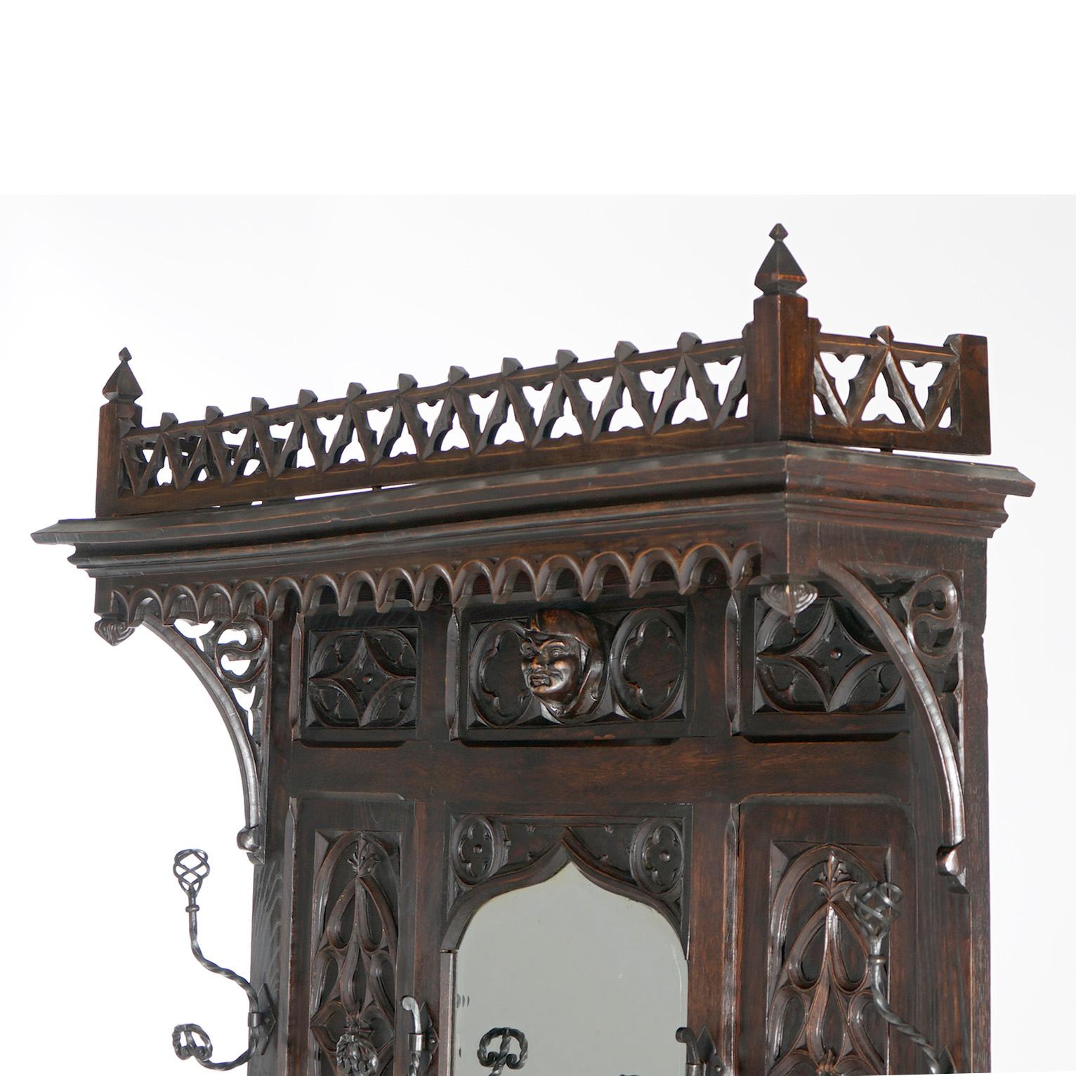 20ième siècle Grand miroir d'entrée néo-gothique ancien en chêne anglais sculpté et figuratif, vers 1900 en vente