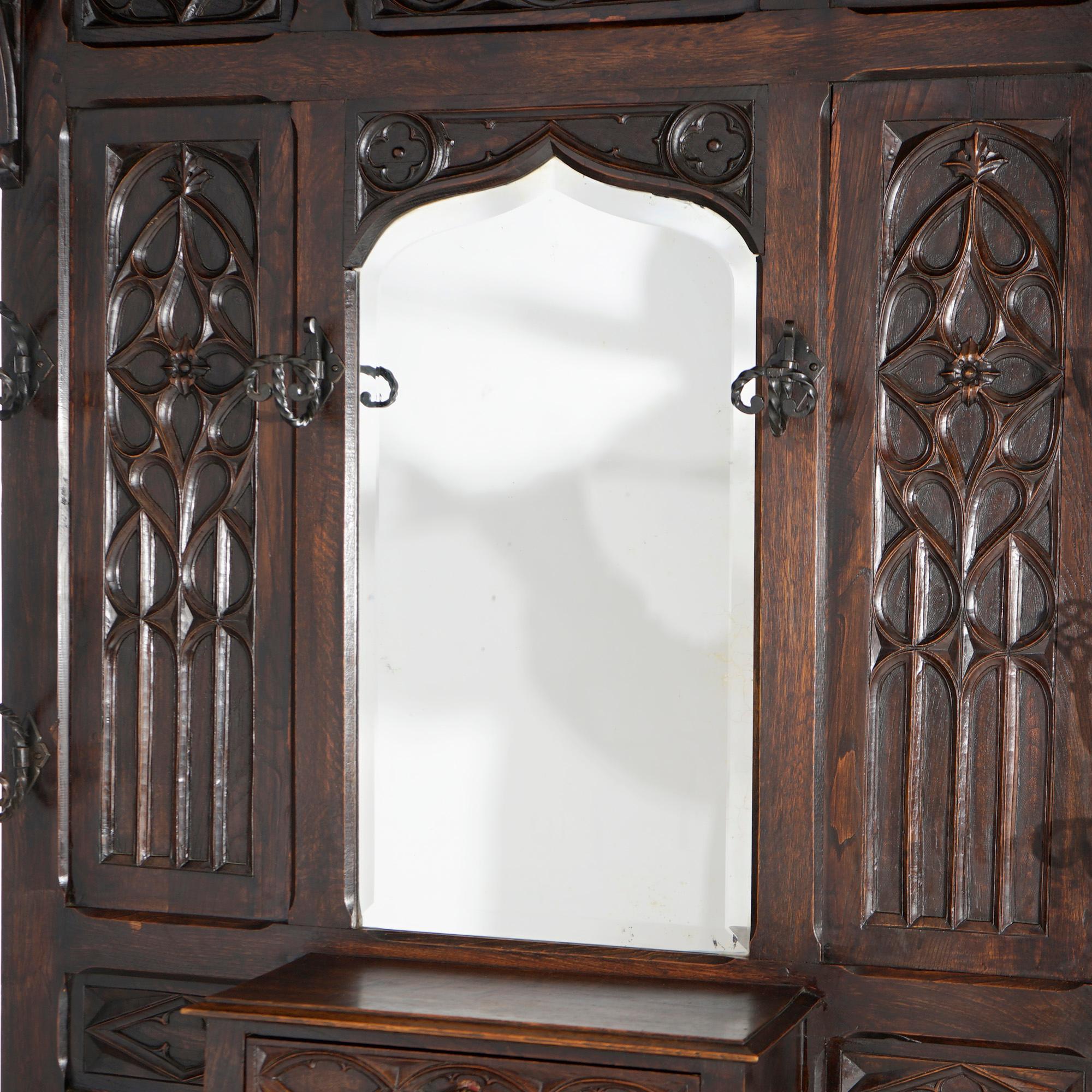 Grand miroir d'entrée néo-gothique ancien en chêne anglais sculpté et figuratif, vers 1900 en vente 1