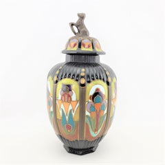 Gran jarrón o urna antigua de Gouda Anhem Art Pottery con tapa y asa figurada