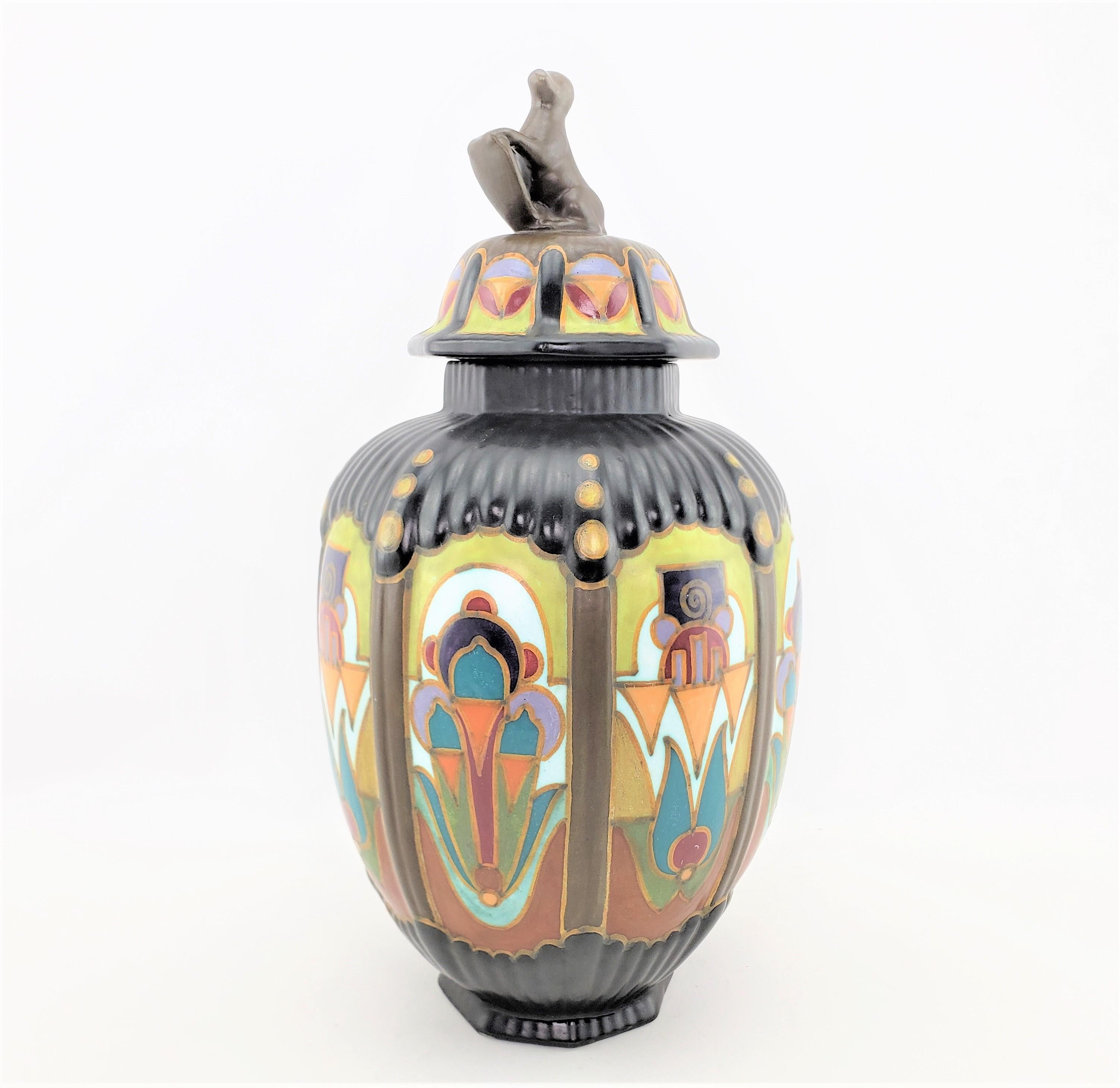 Art déco Grand vase ou urne à couvercle en poterie d'art Gouda Anhem ancien avec poignée figurative en vente