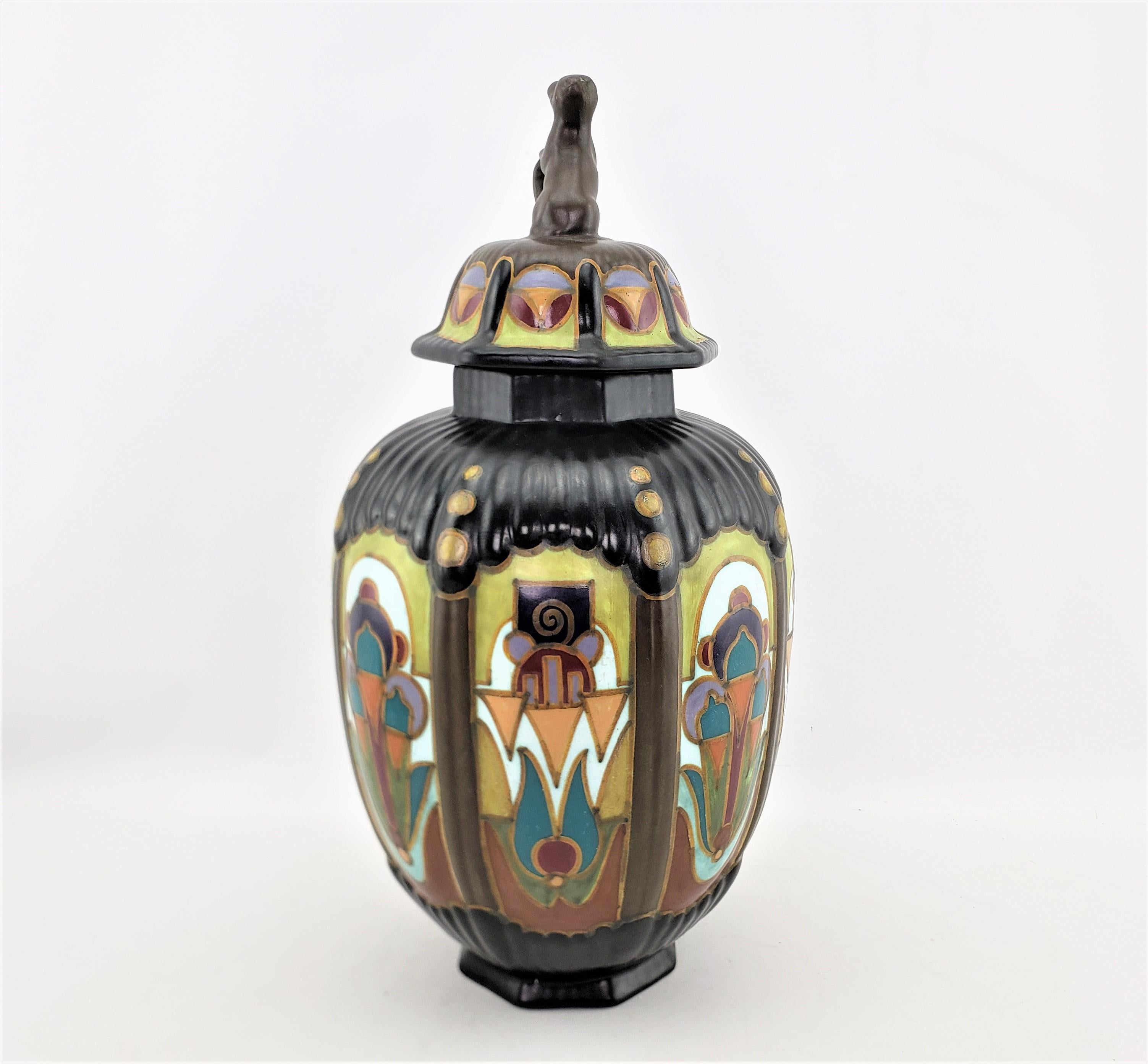 Peint à la main Grand vase ou urne à couvercle en poterie d'art Gouda Anhem ancien avec poignée figurative en vente