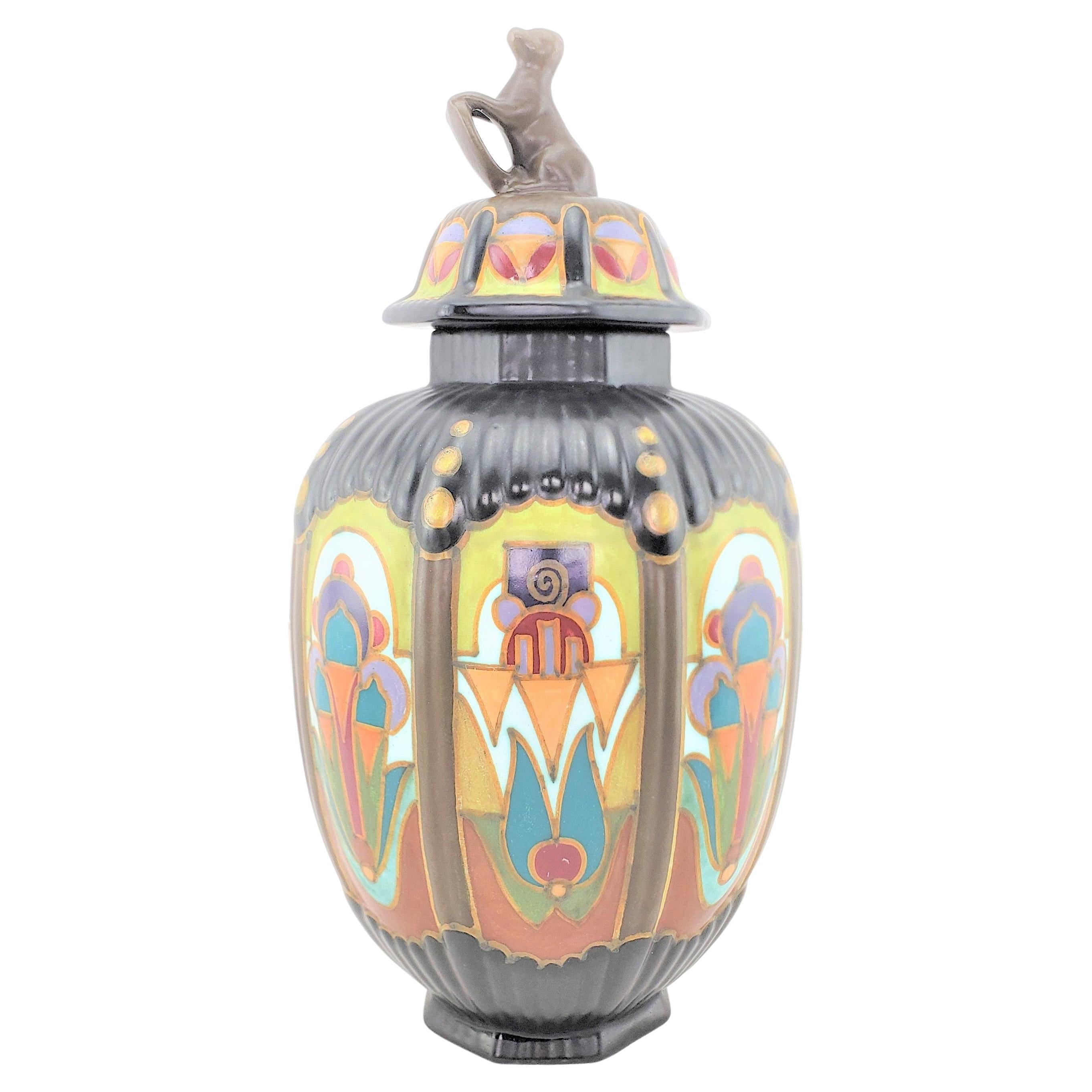 Große antike Gouda Anhem Art Pottery Vase oder Urne mit Deckel und figürlichem Henkel im Angebot