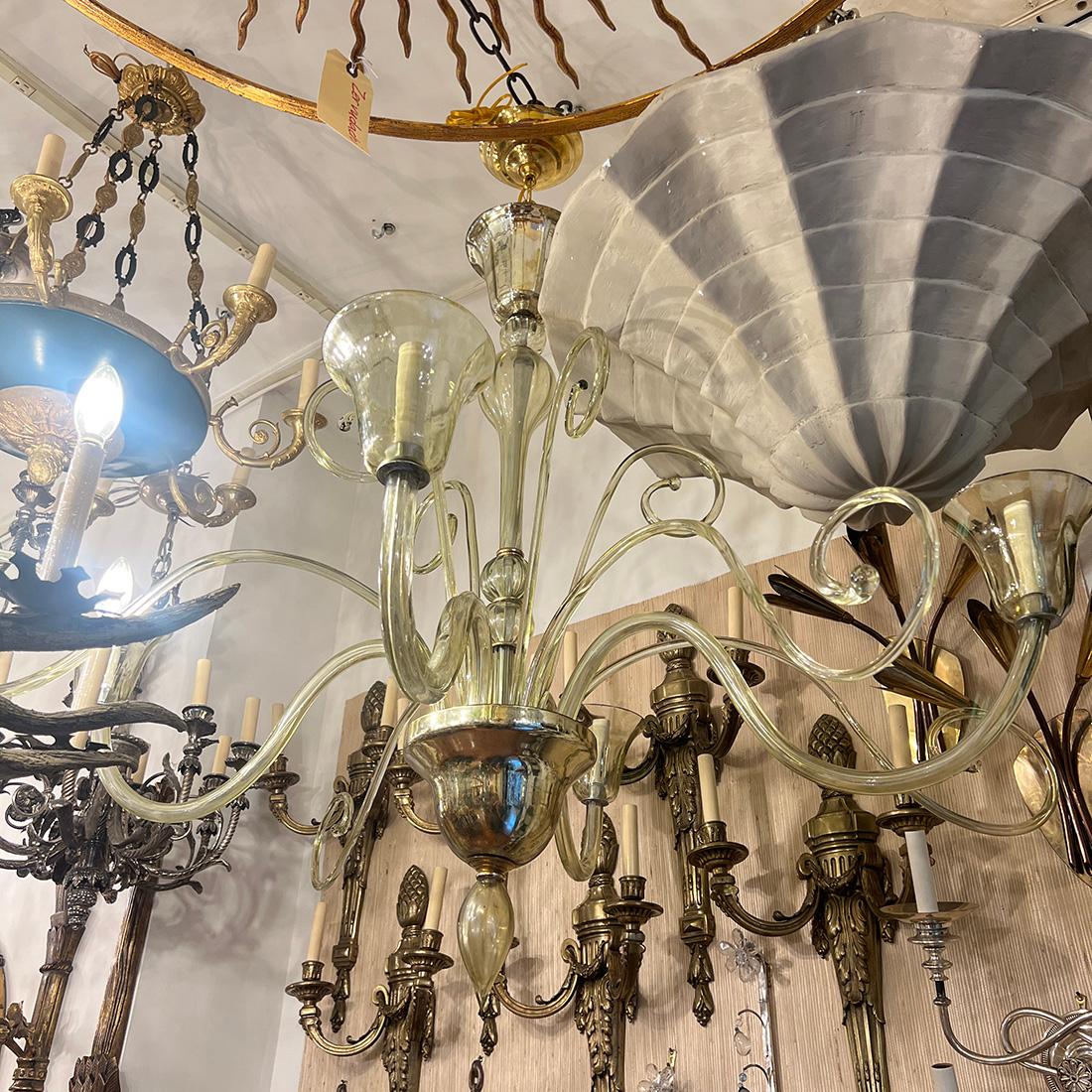 Lampadario in vetro soffiato italiano del 1920 circa con 4 luci.

Misure:
Altezza: 41