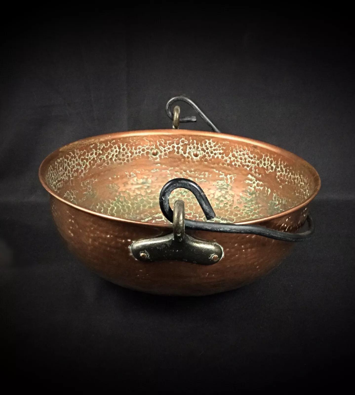 Large Antique Hammered Copper Cauldron with Forged Iron Handle - 2Y267 In Good Condition In Bordeaux, FR