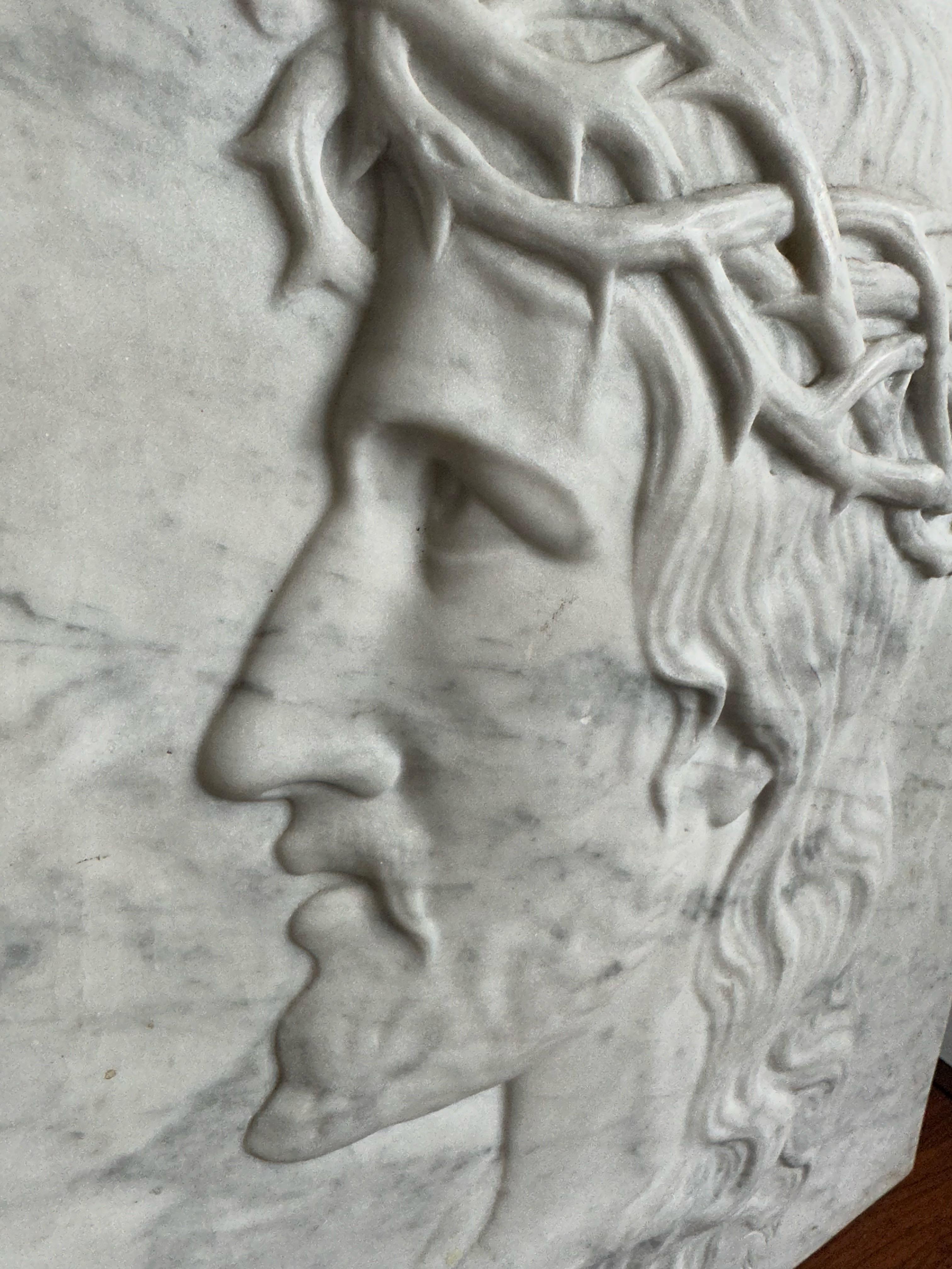 Grande plaque de marbre antique et sculptée à la main, sculpture de Jésus. Couronne d'épines en vente 3