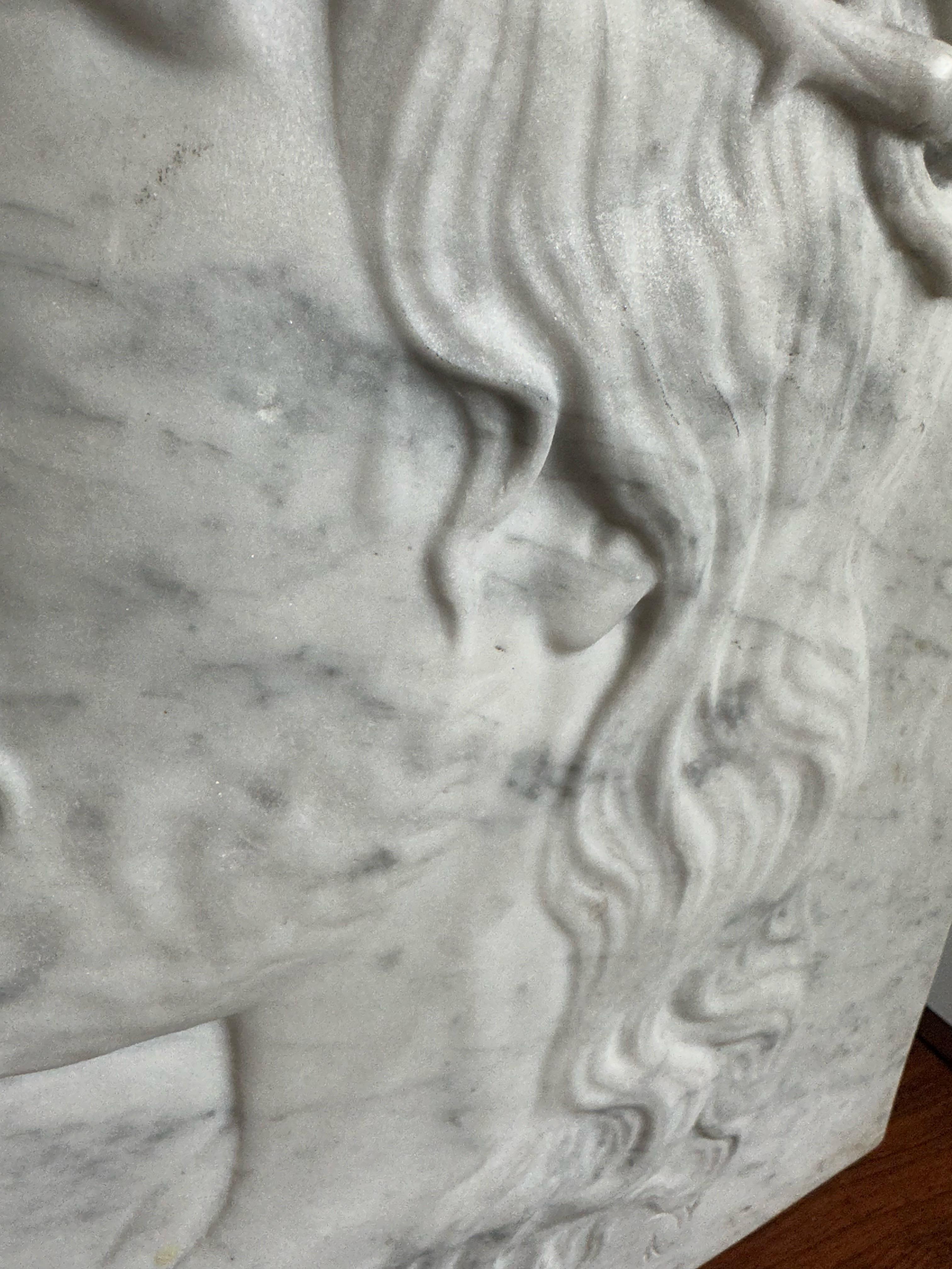 Grande plaque de marbre antique et sculptée à la main, sculpture de Jésus. Couronne d'épines en vente 4