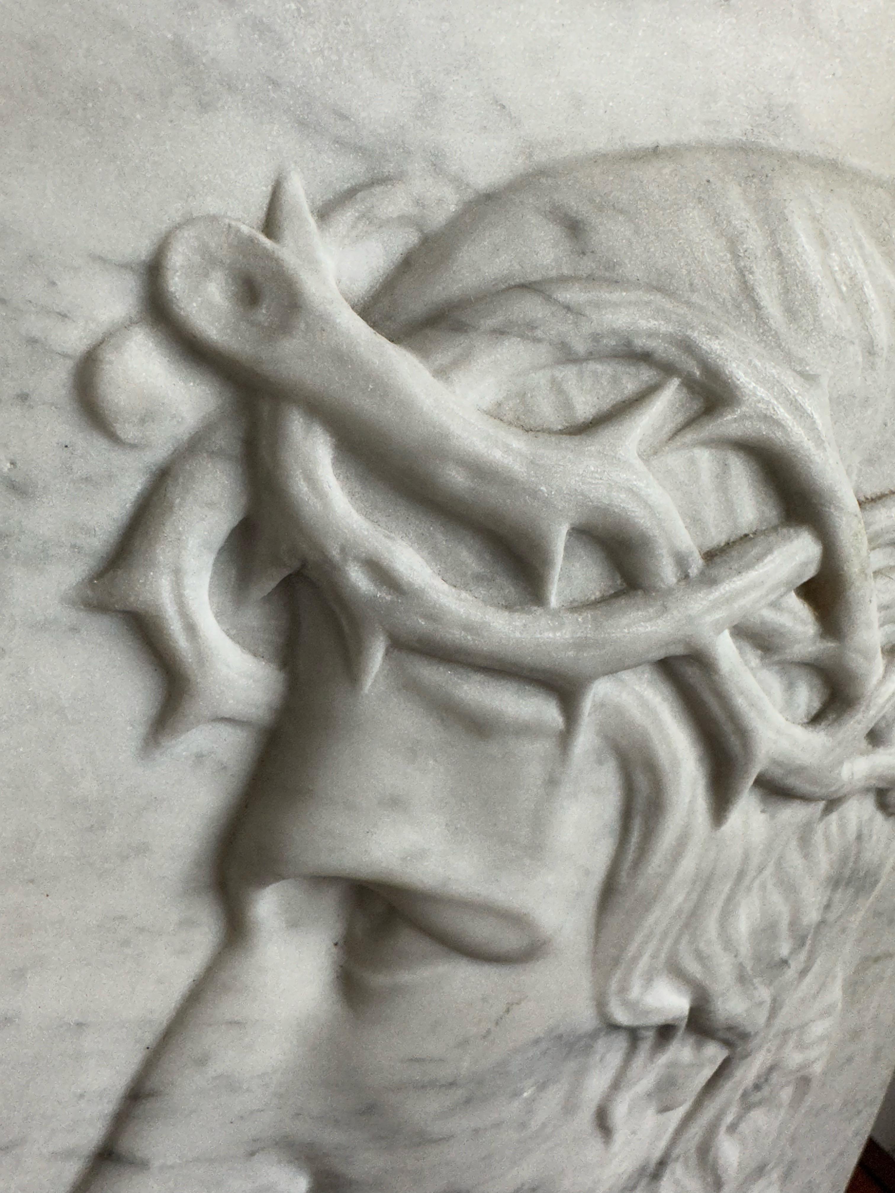 Grande plaque de marbre antique et sculptée à la main, sculpture de Jésus. Couronne d'épines en vente 5