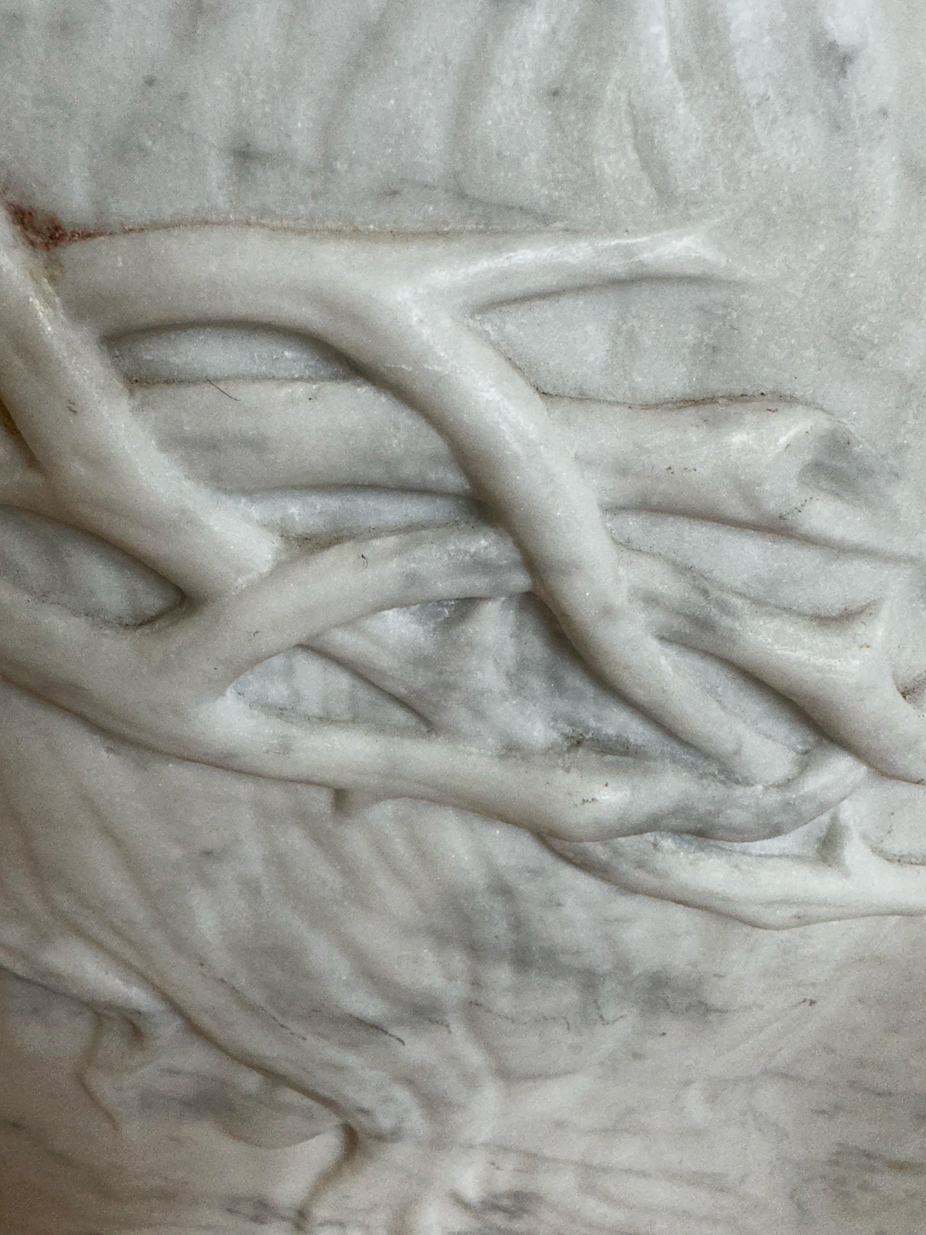Européen Grande plaque de marbre antique et sculptée à la main, sculpture de Jésus. Couronne d'épines en vente
