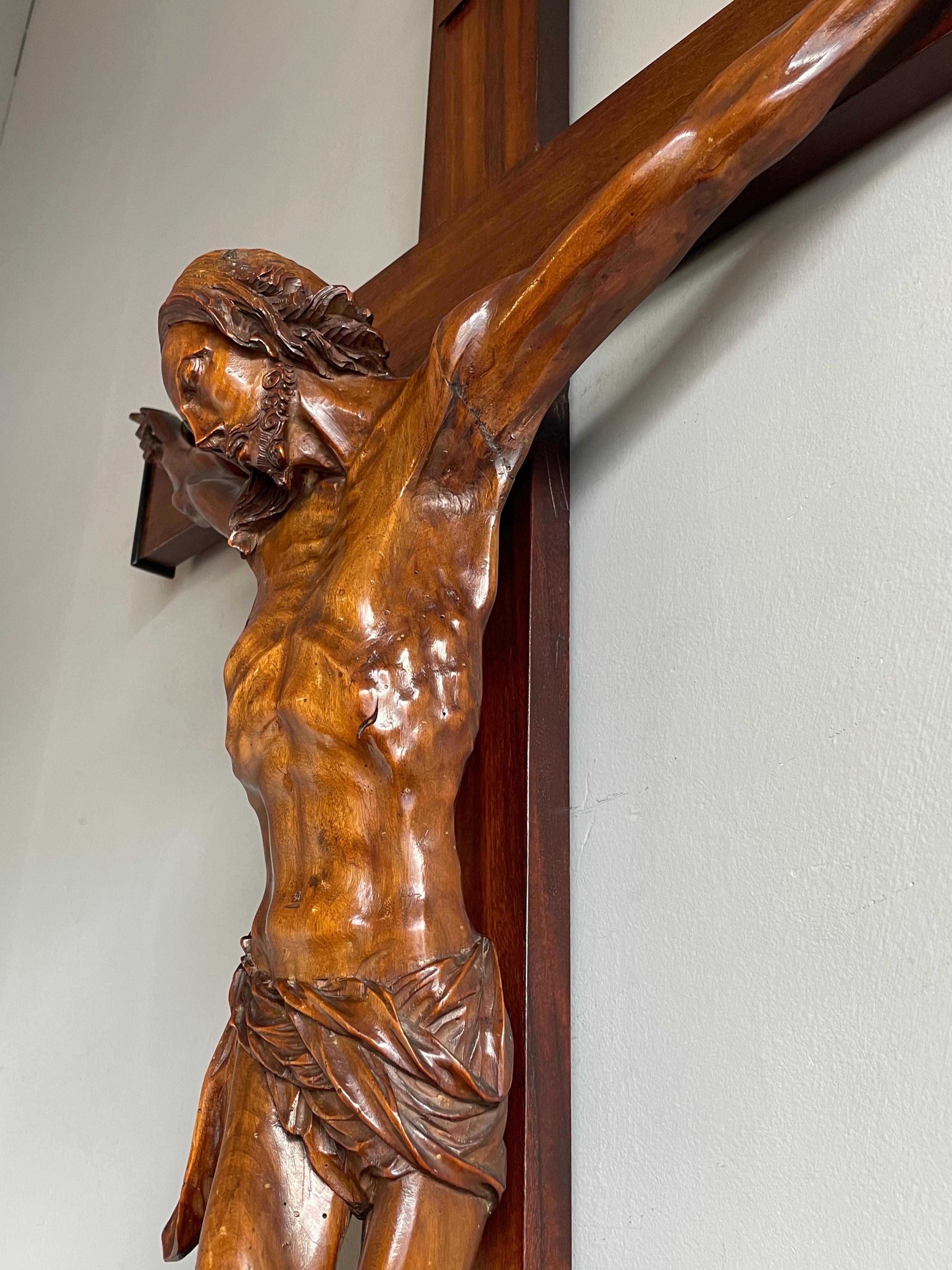 Grand crucifix d'église antique en bois de noyer sculpté à la main w. Sculpture du Corpus du Christ en vente 5