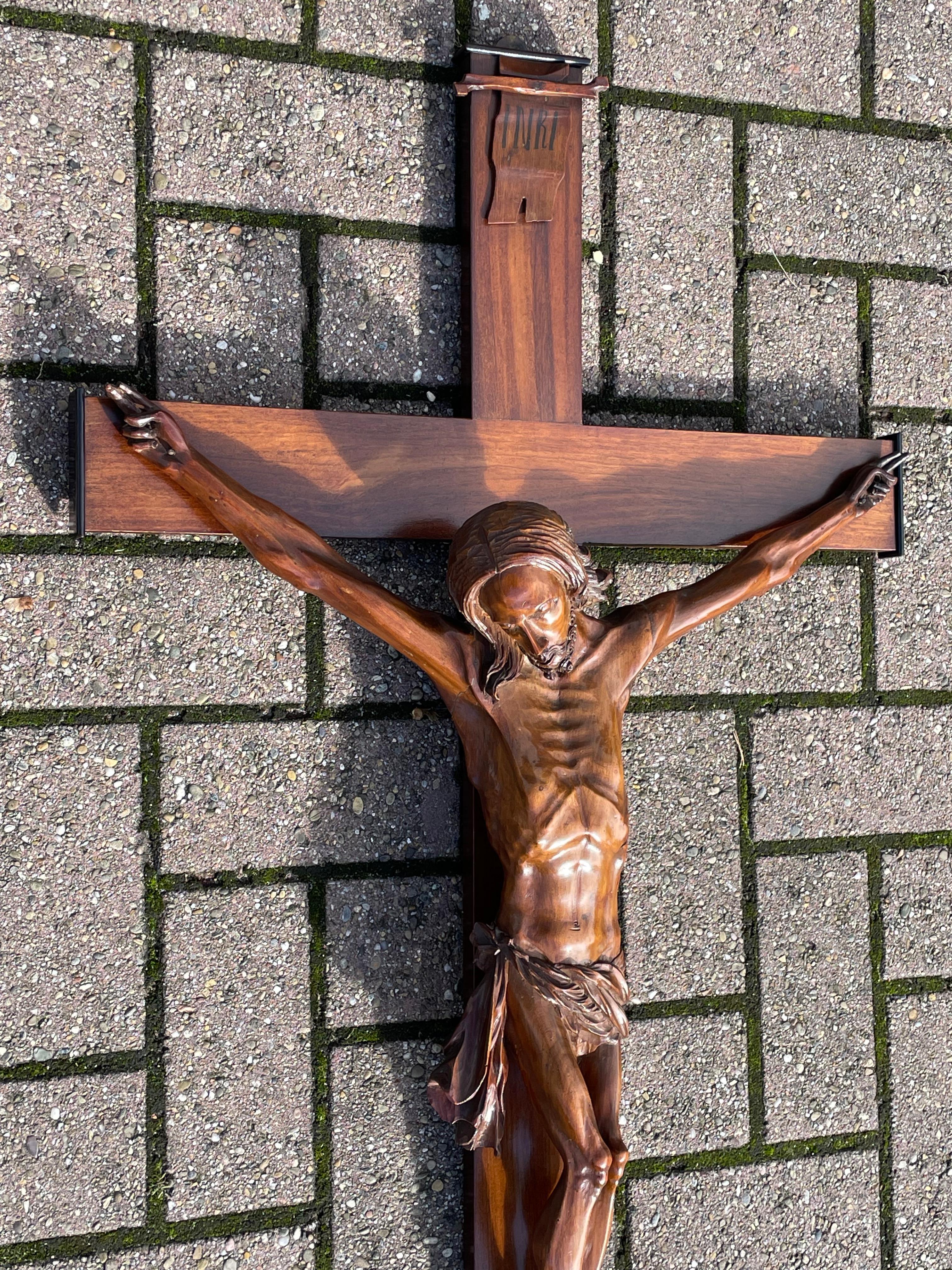 Grand crucifix d'église antique en bois de noyer sculpté à la main w. Sculpture du Corpus du Christ en vente 8