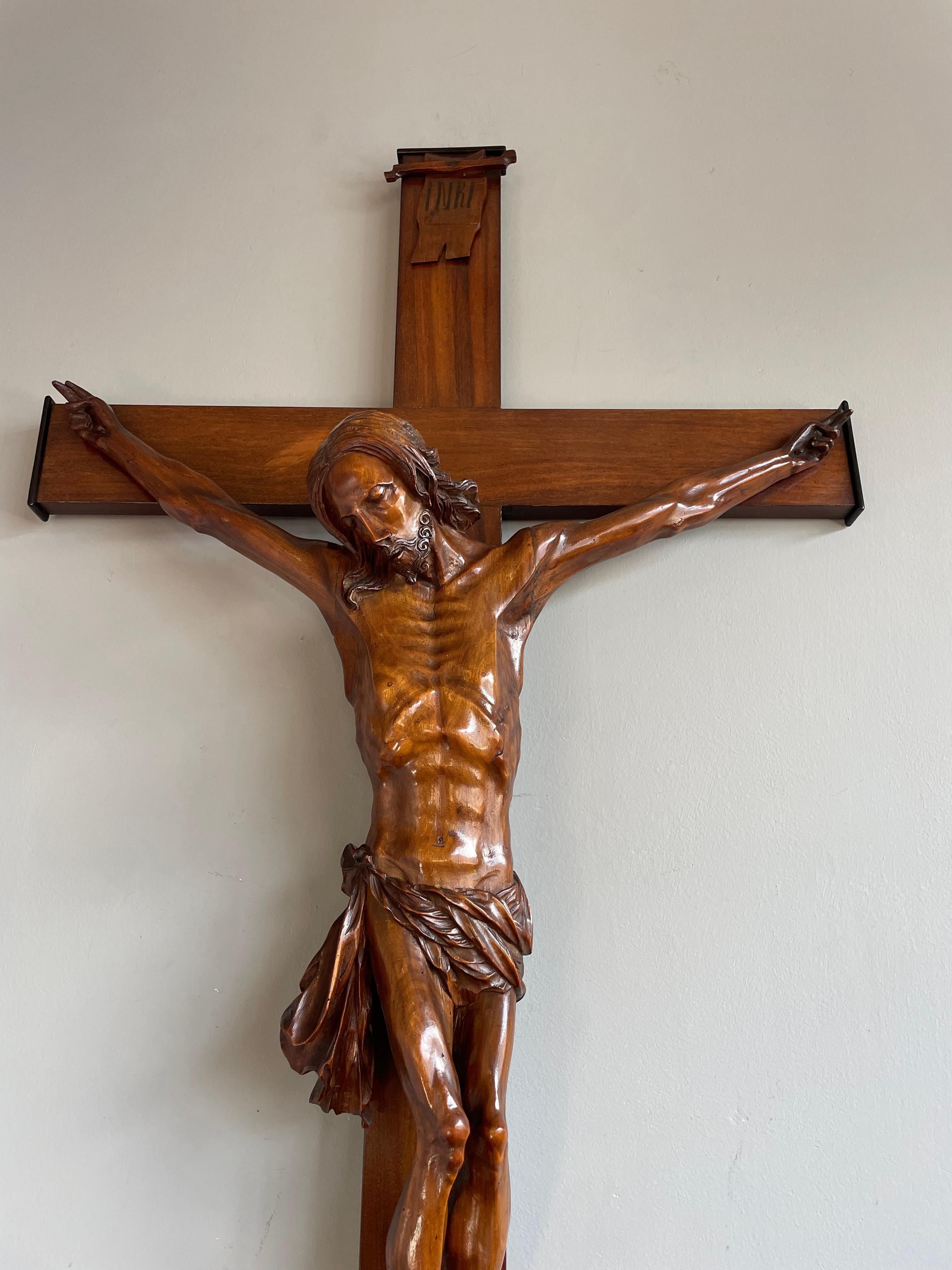 Große antike Hand geschnitzt Nutwood Church Kruzifix w. Corpus of Christ-Skulptur (Neorenaissance) im Angebot