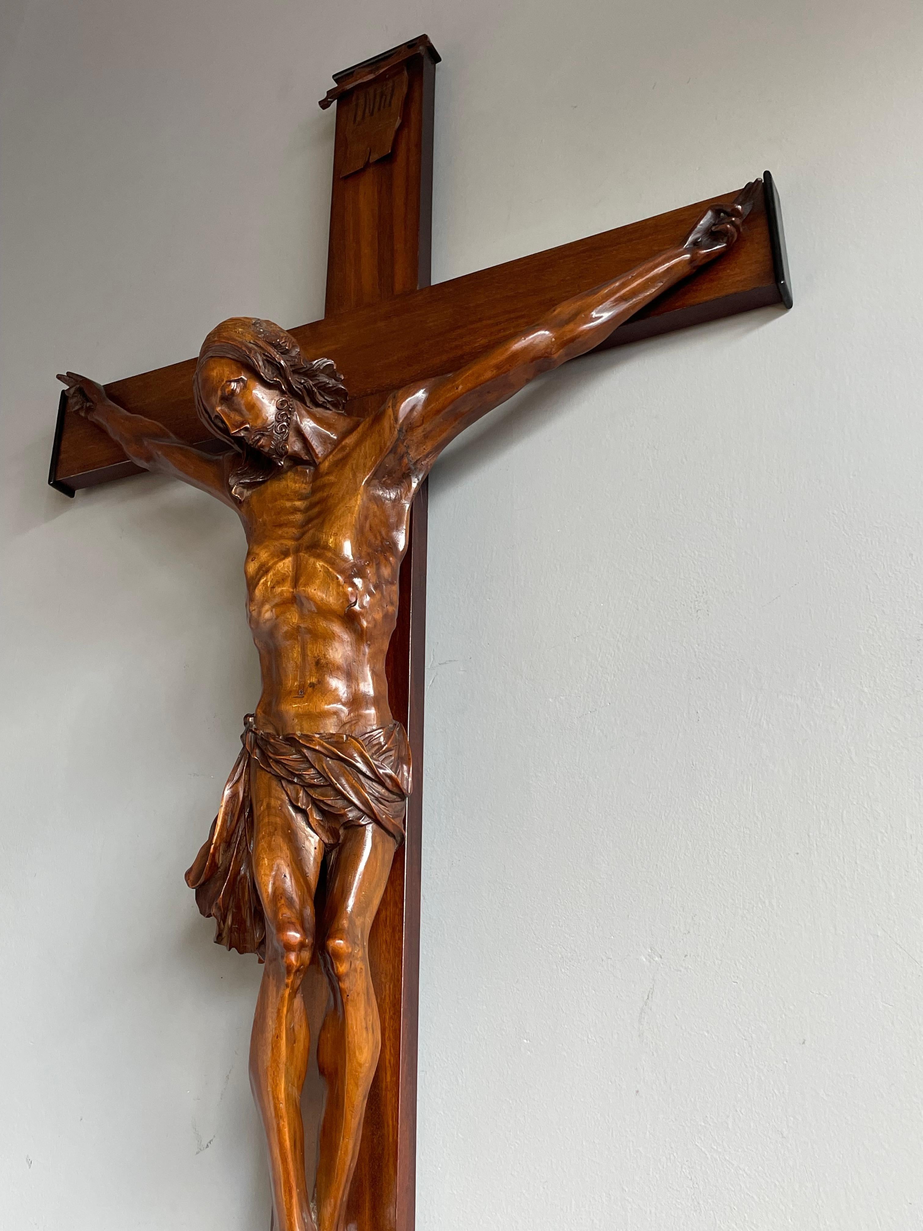Néo-Renaissance Grand crucifix d'église antique en bois de noyer sculpté à la main w. Sculpture du Corpus du Christ en vente