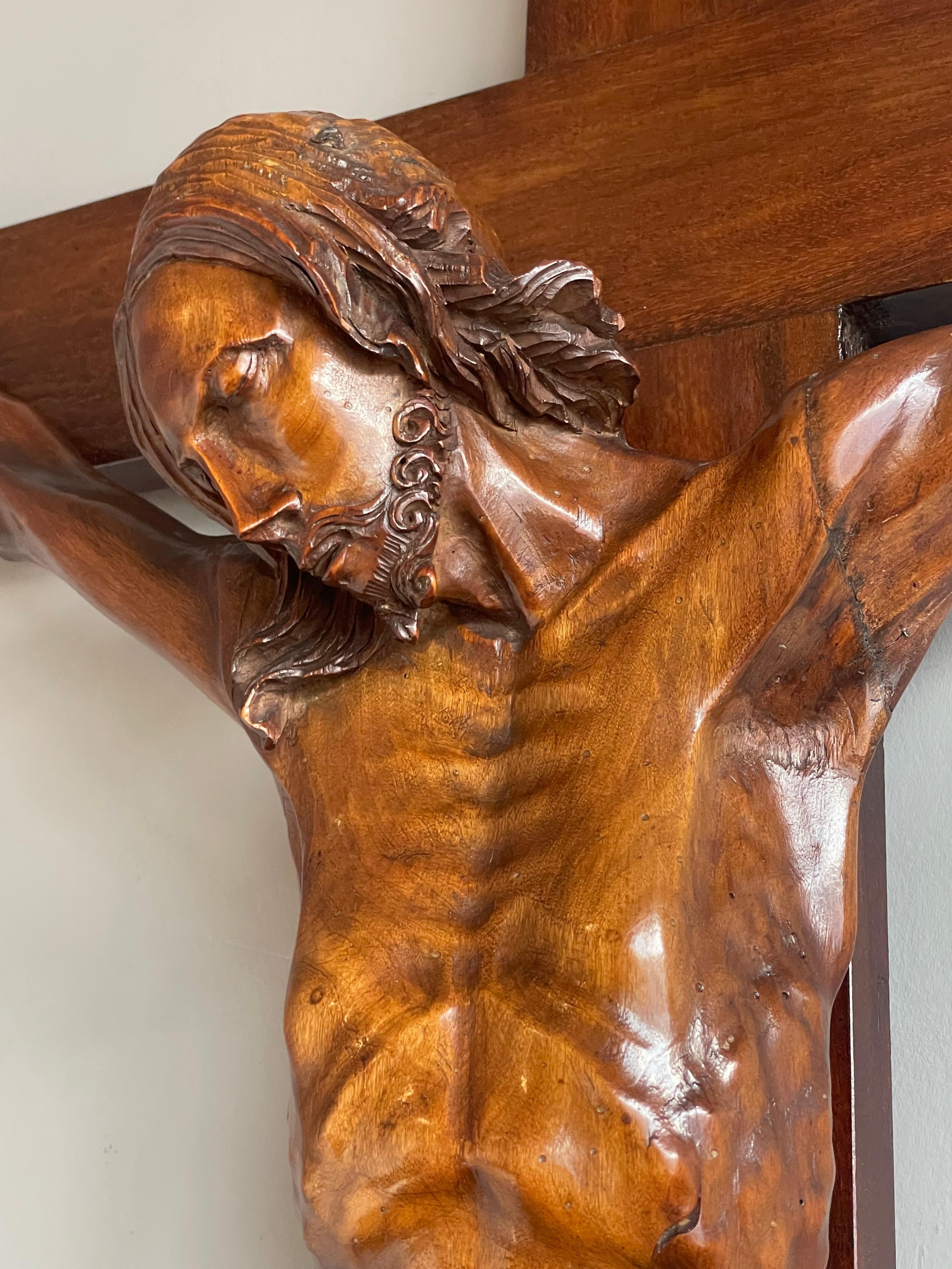 Européen Grand crucifix d'église antique en bois de noyer sculpté à la main w. Sculpture du Corpus du Christ en vente