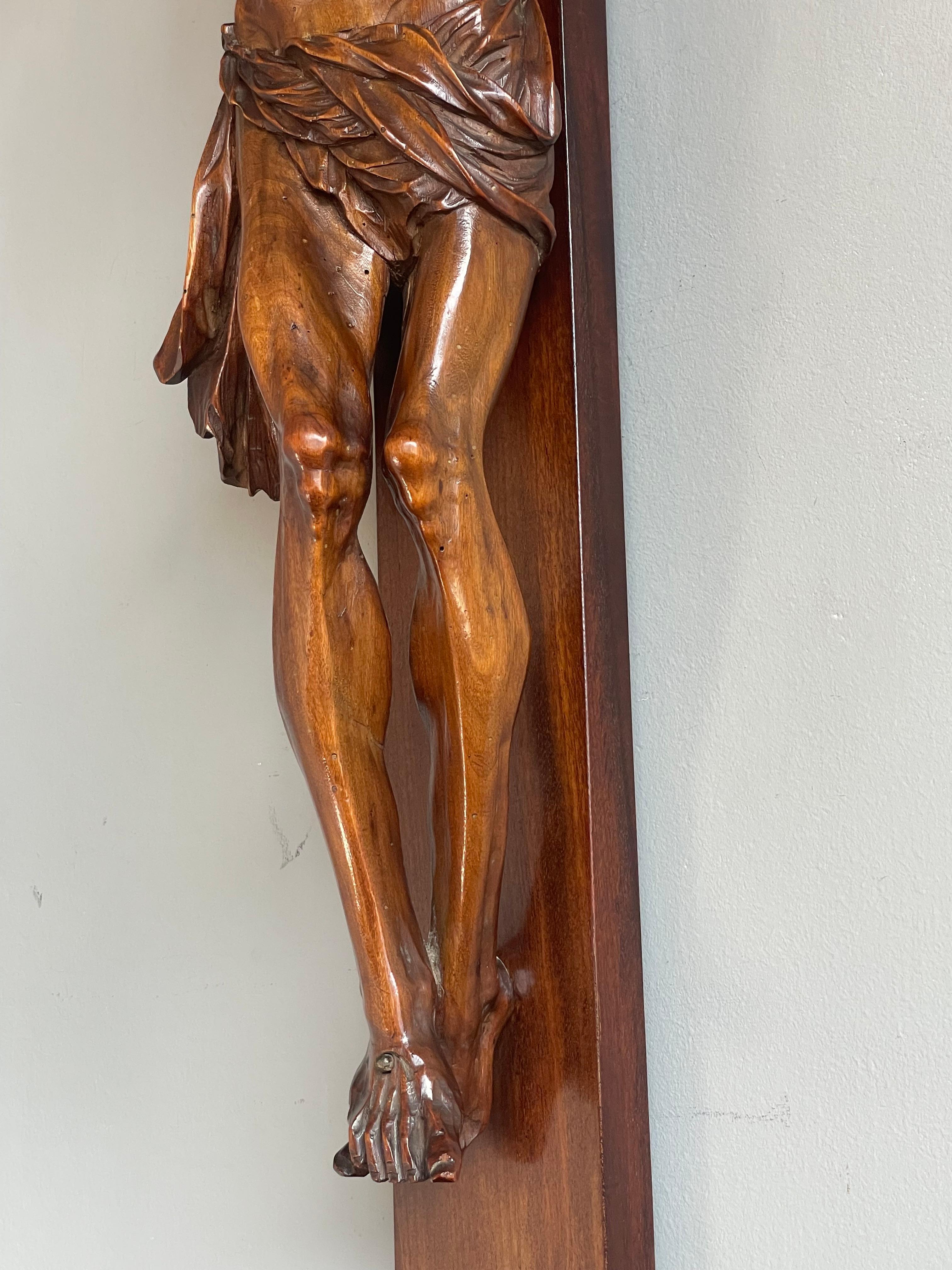 XIXe siècle Grand crucifix d'église antique en bois de noyer sculpté à la main w. Sculpture du Corpus du Christ en vente