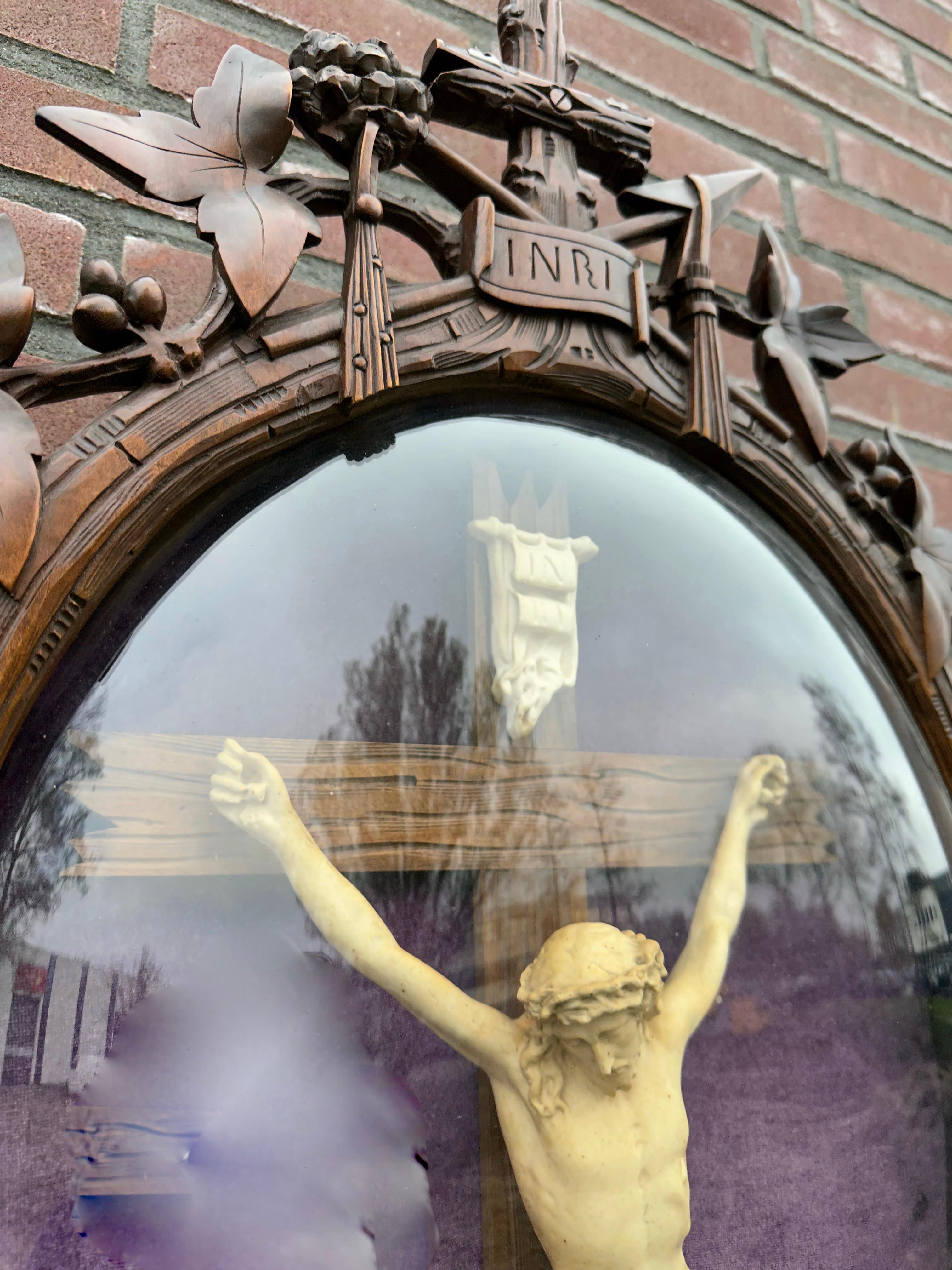 Large Antique Hand Carved Wood Black Forest Wall Plaque W. Crucifix Behind Glass In Excellent Condition For Sale In Lisse, NL