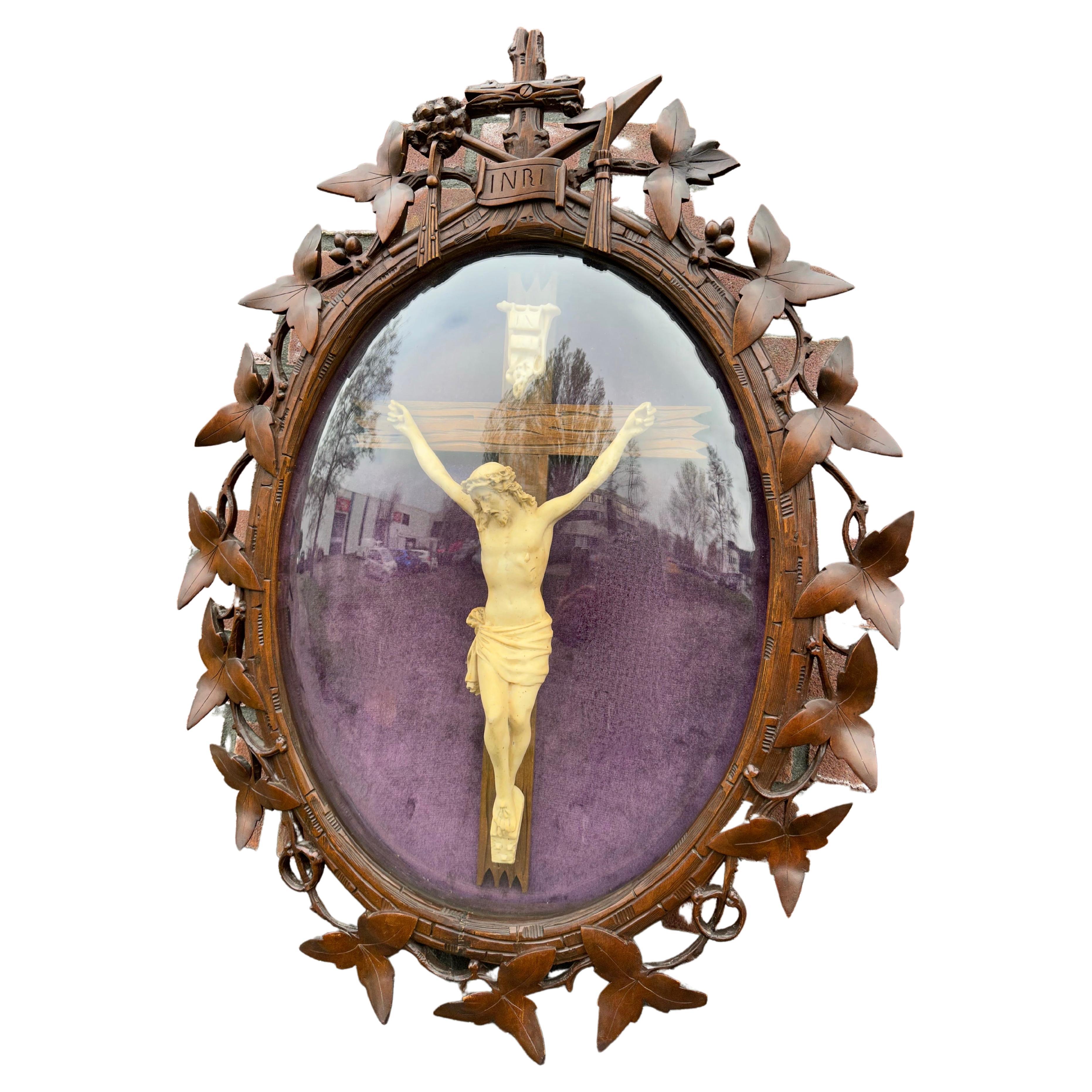 Grande plaque murale ancienne en bois sculpté à la main de la Forêt-Noire avec crucifix derrière le verre