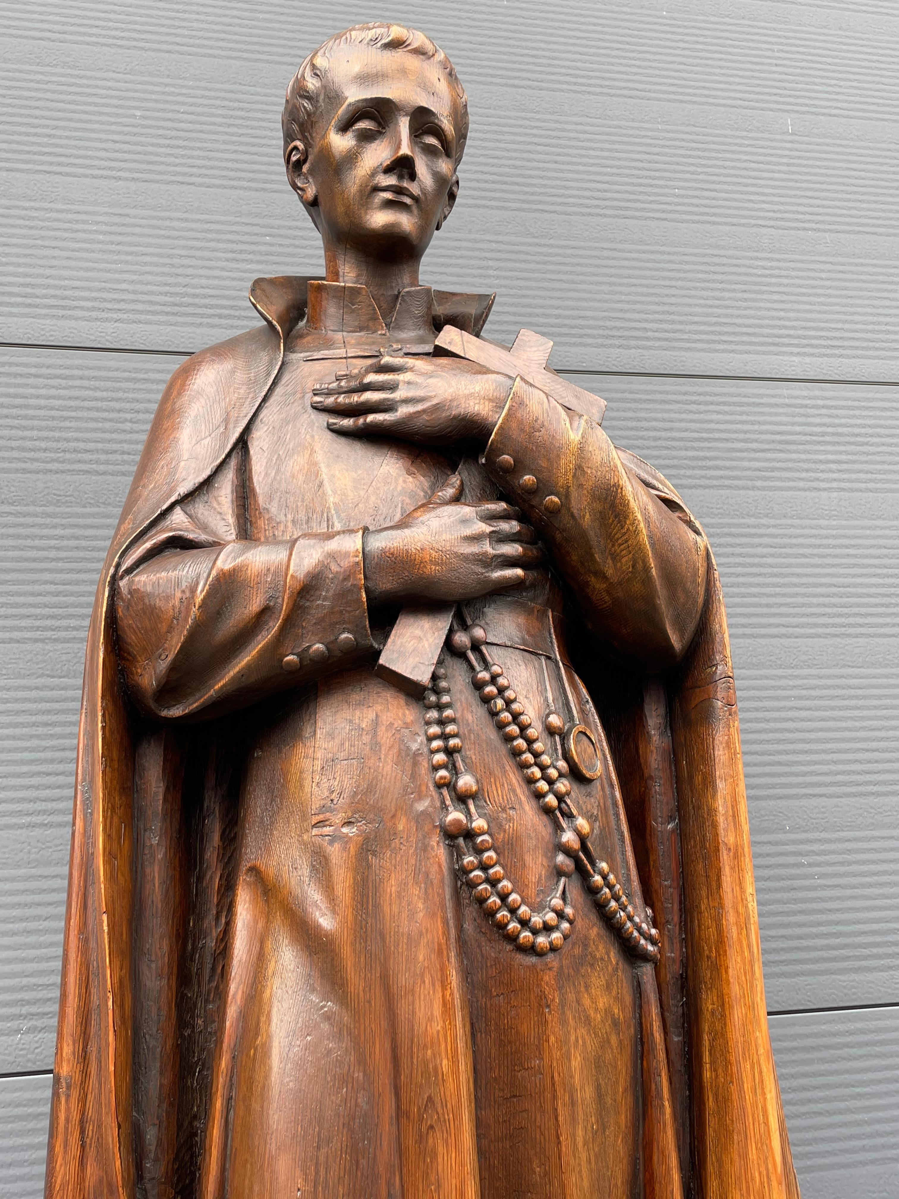 Große antike geschnitzte Holzskulptur einer Kirche aus Holz, Lay Brother & Saint Gerard Majella, Groß (Europäisch) im Angebot