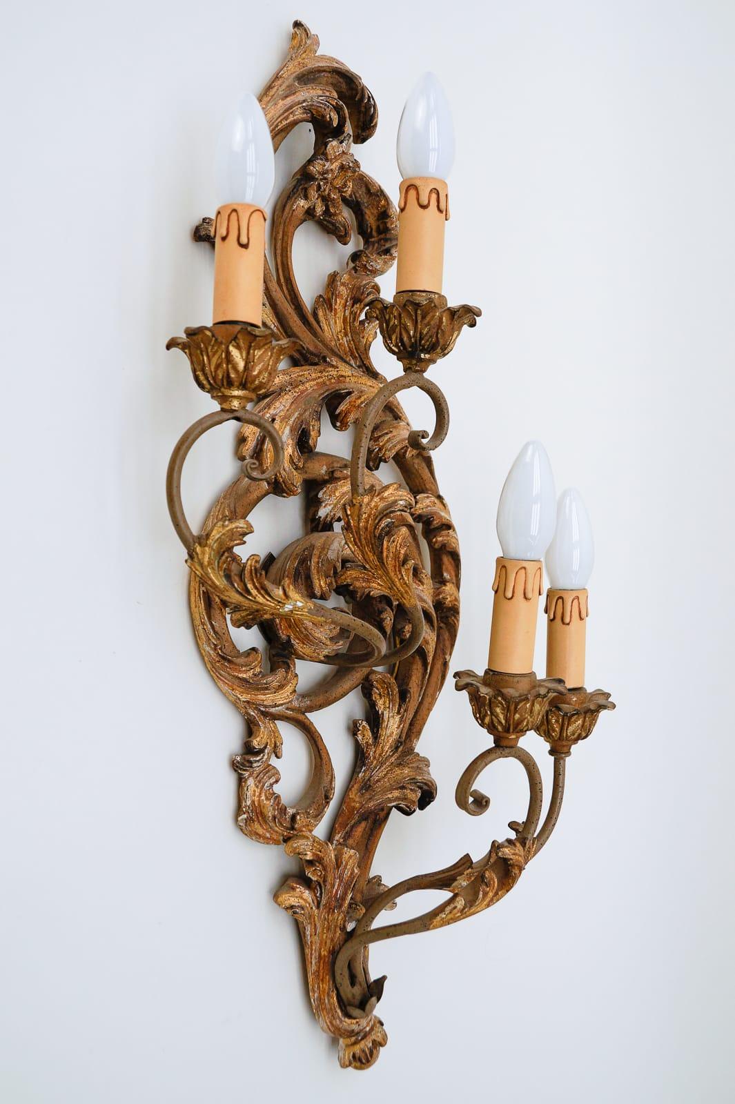 Große antike handgeschnitzte Wandlampe aus Holz, Italien, 1950er Jahre (Regency) im Angebot