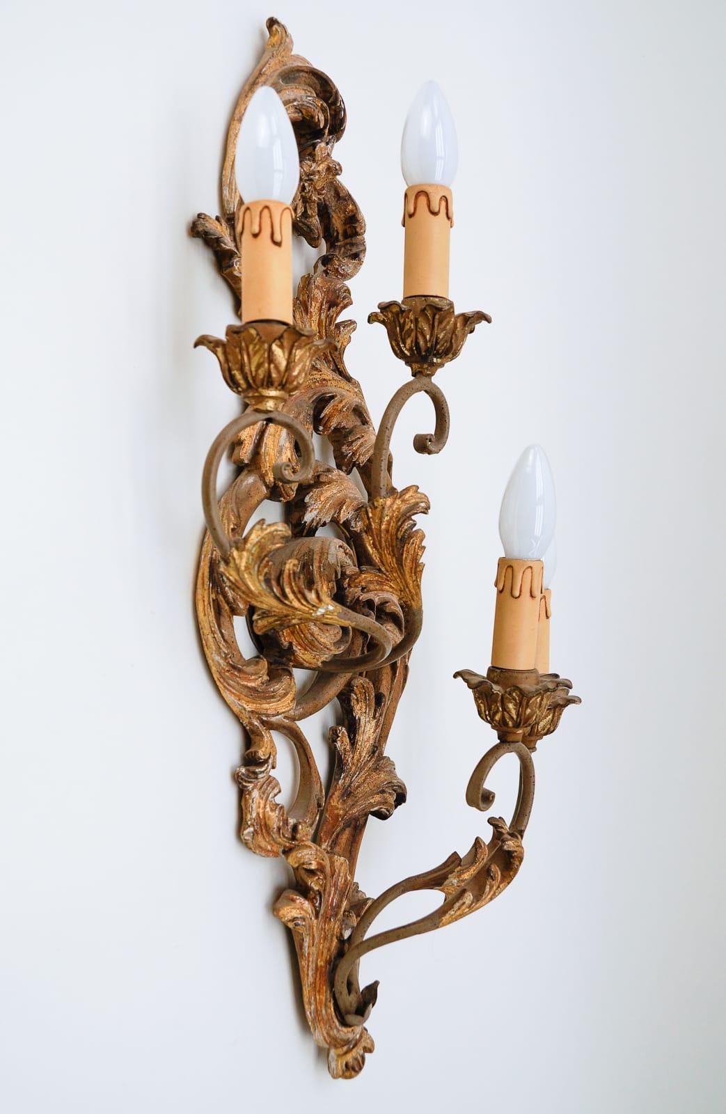 Große antike handgeschnitzte Wandlampe aus Holz, Italien, 1950er Jahre (Italienisch) im Angebot