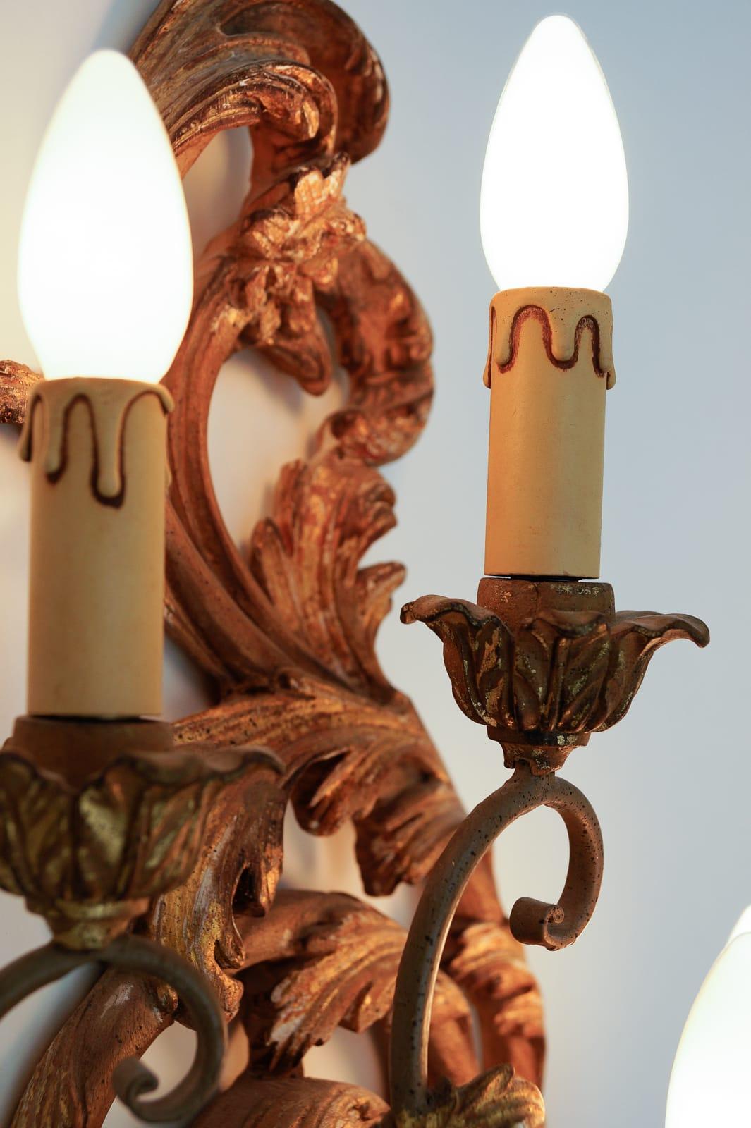 Große antike handgeschnitzte Wandlampe aus Holz, Italien, 1950er Jahre im Angebot 2