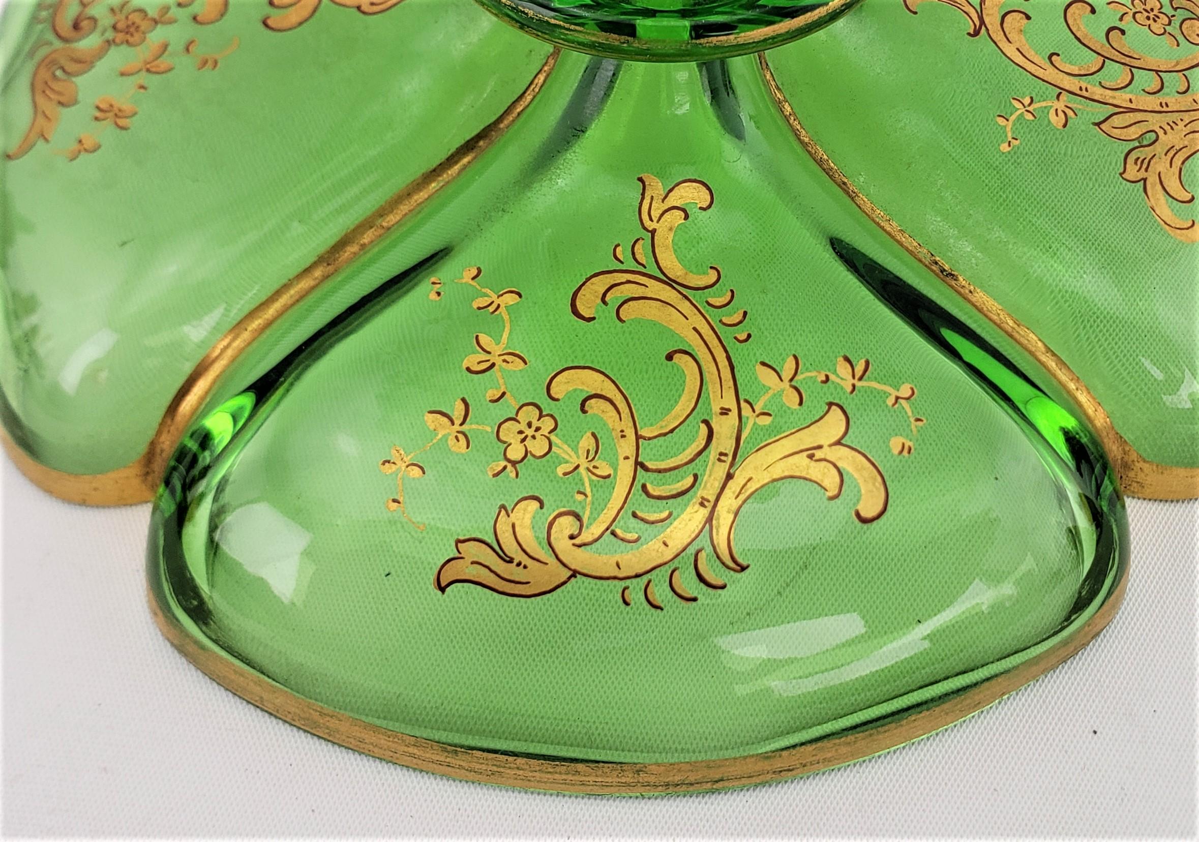 Gran jarrón trompeta de cristal verde antiguo hecho a mano con decoración de volutas doradas en venta 2