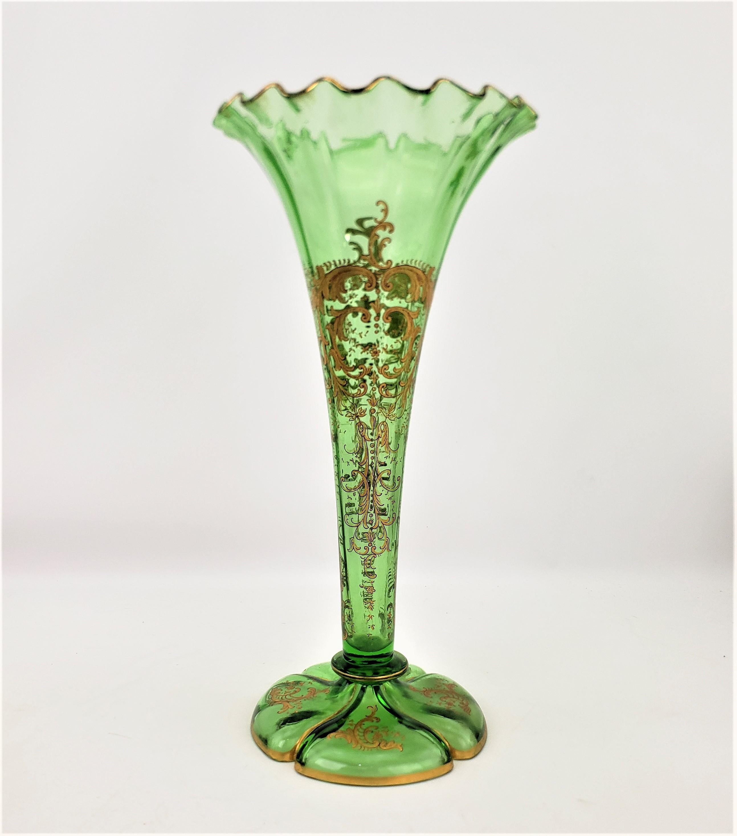 Gran jarrón trompeta de cristal verde antiguo hecho a mano con decoración de volutas doradas Hecho a mano en venta