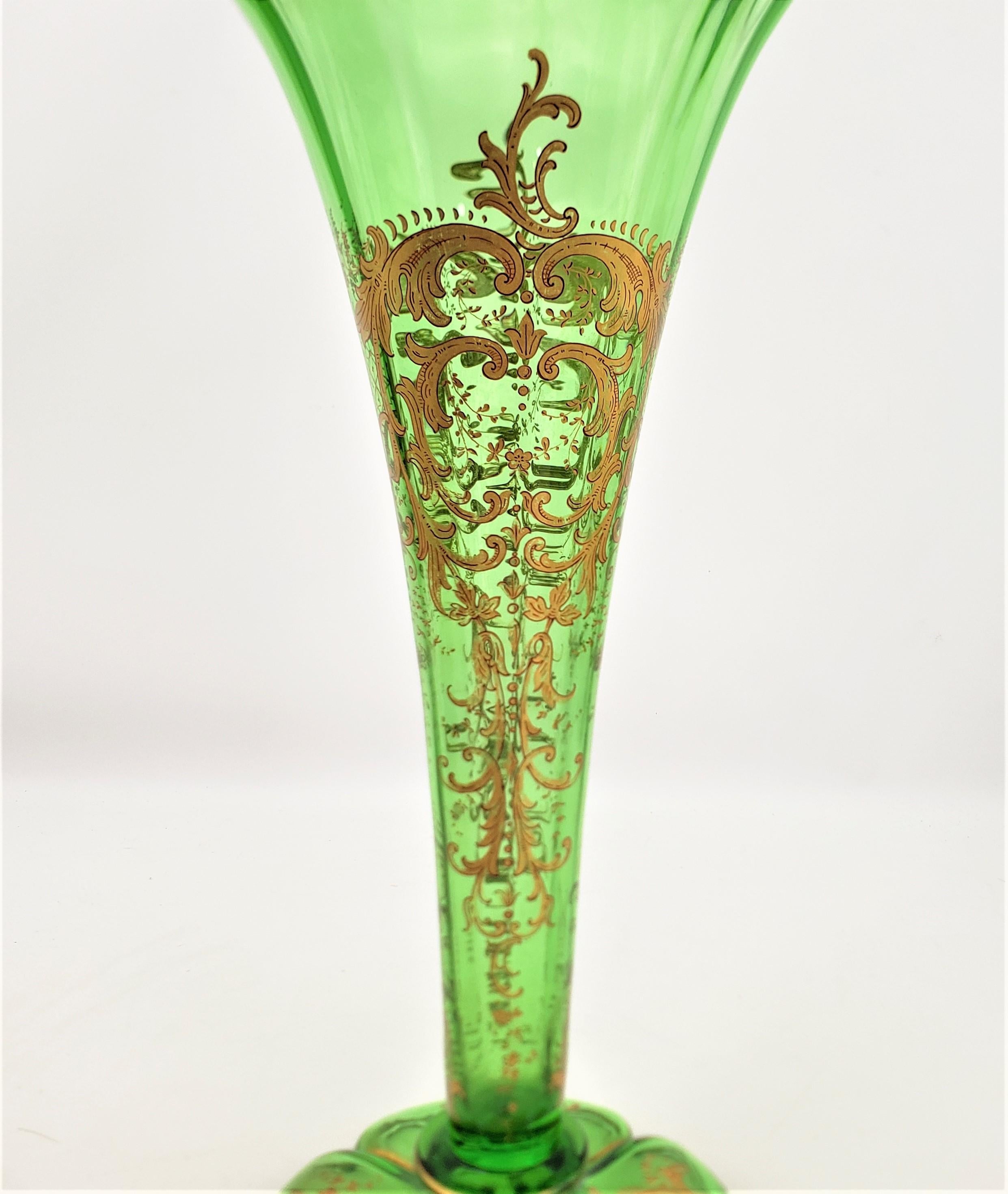 Gran jarrón trompeta de cristal verde antiguo hecho a mano con decoración de volutas doradas siglo XIX en venta