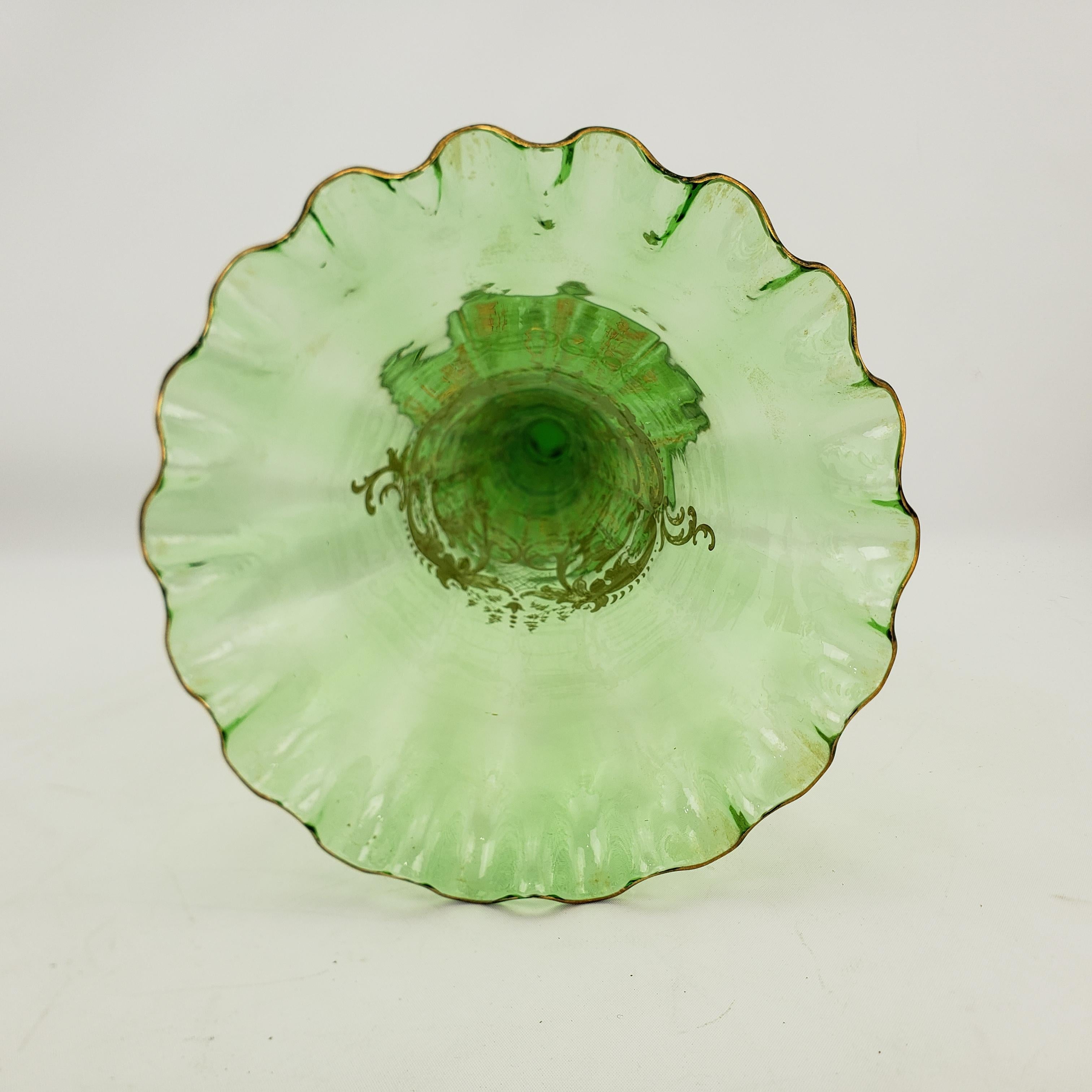Gran jarrón trompeta de cristal verde antiguo hecho a mano con decoración de volutas doradas Vidrio artístico en venta