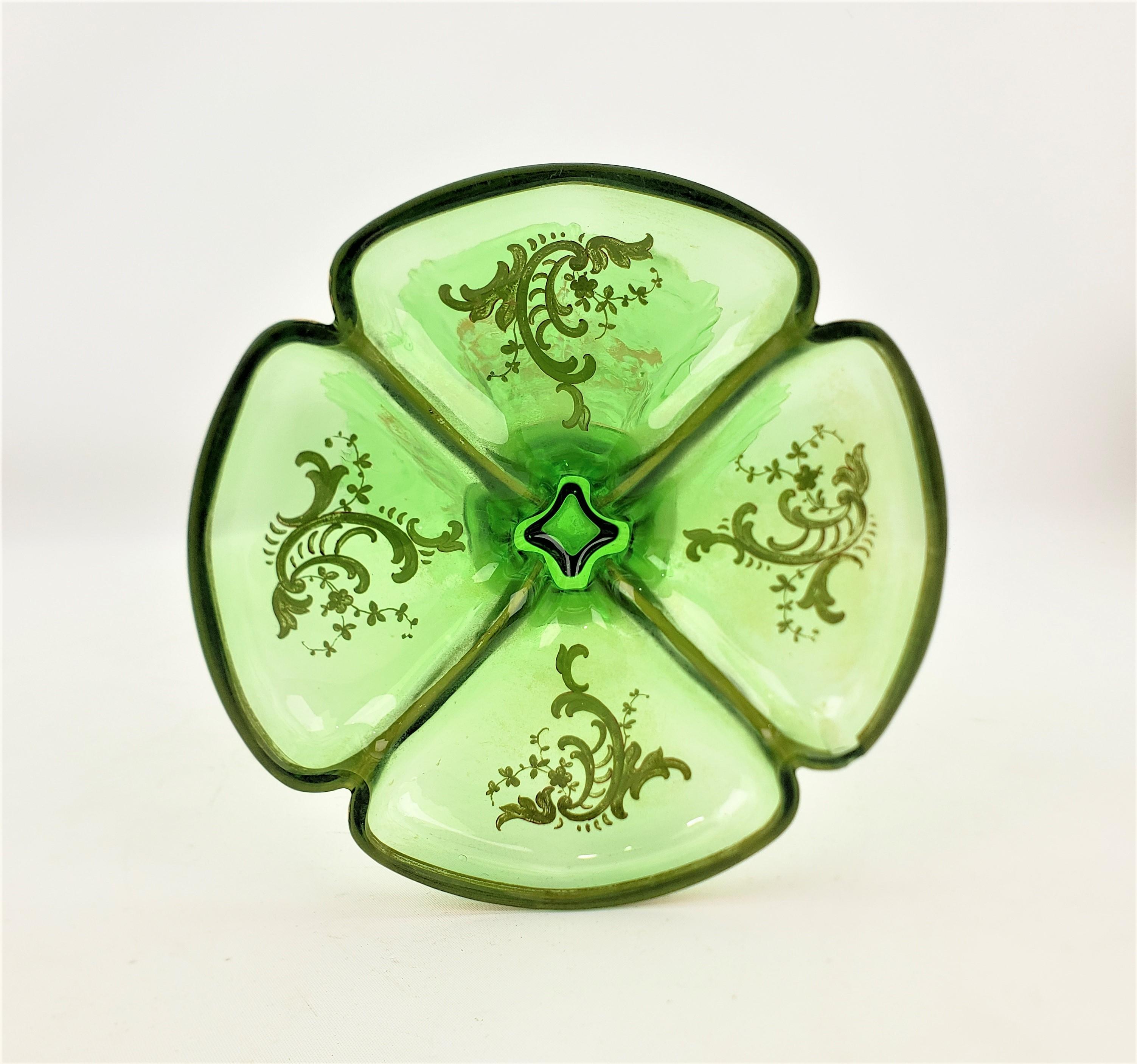 Gran jarrón trompeta de cristal verde antiguo hecho a mano con decoración de volutas doradas en venta 1