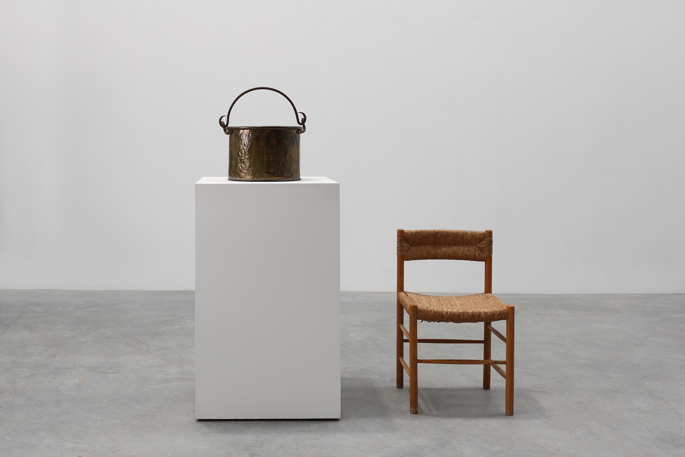 Francia / XIX secolo / secchio / rame / Antico / Rustico

Incantevole bollitore francese in rame martellato a mano del XIX secolo, caratterizzato da una patina splendidamente invecchiata e da un robusto manico in ferro battuto. Questo vaso finemente