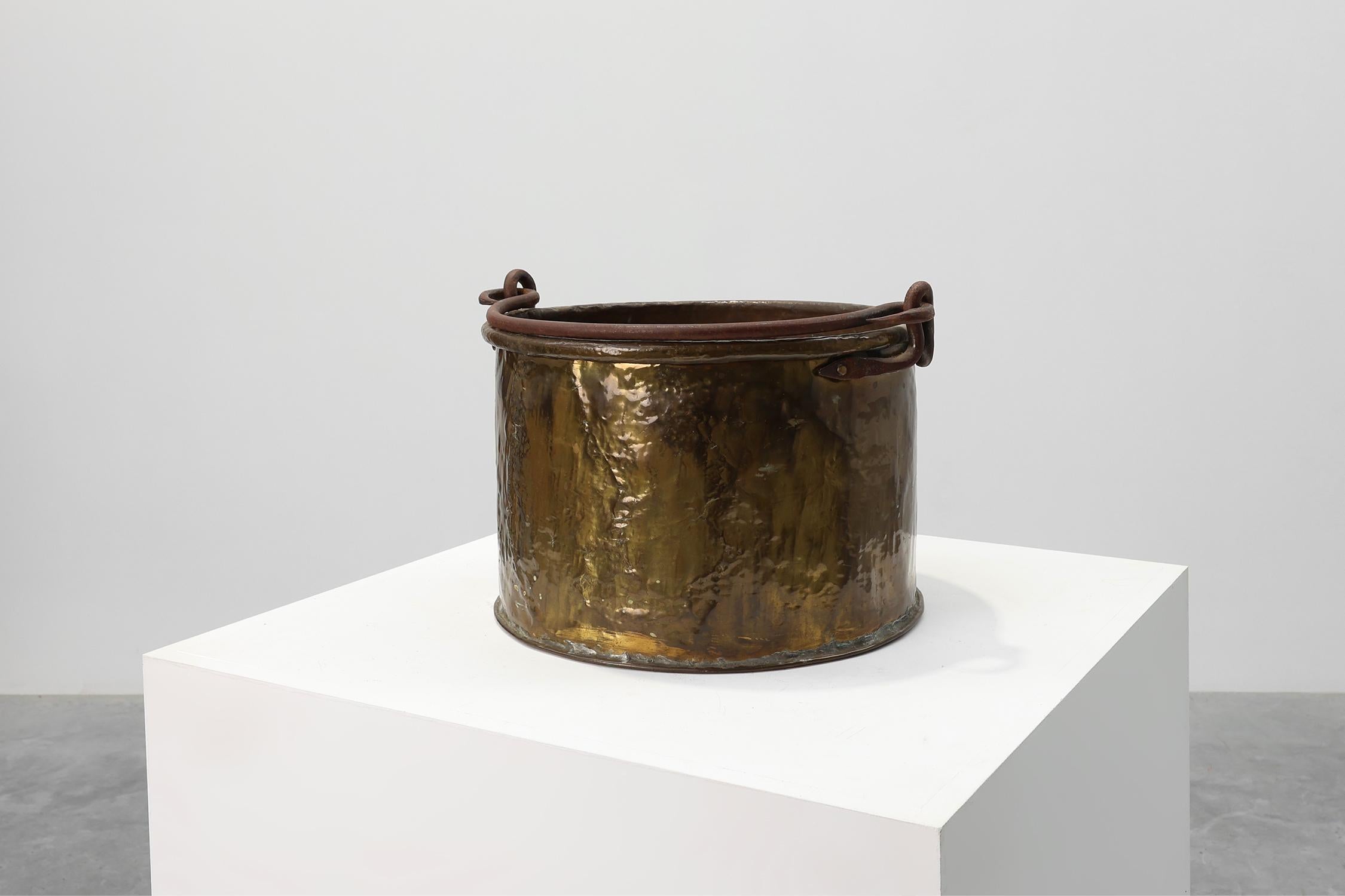 Martellato Grande bollitore antico in rame martellato a mano, Francia, XIX secolo in vendita