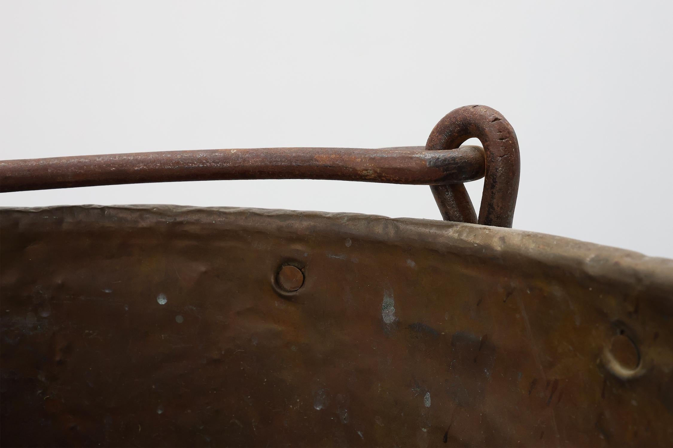 Grande bollitore antico in rame martellato a mano, Francia, XIX secolo in vendita 2