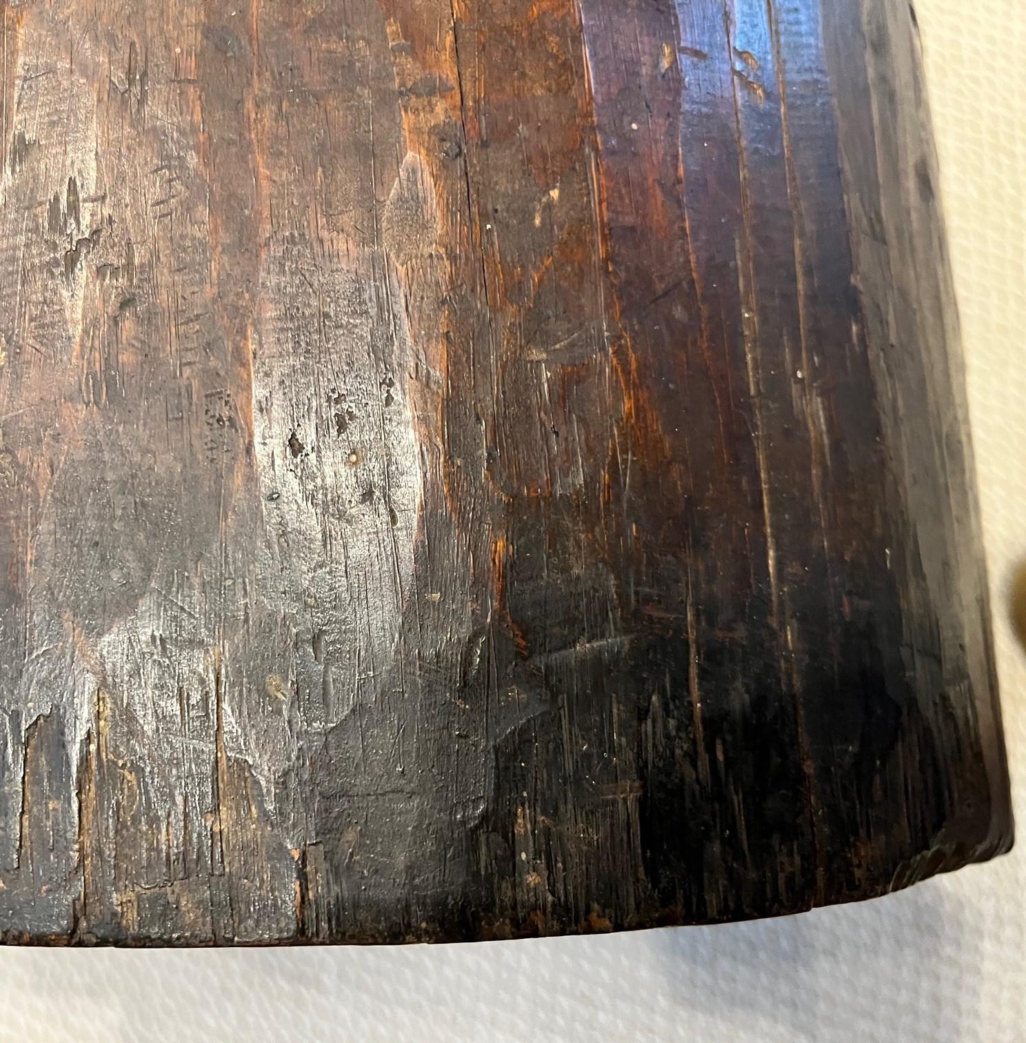 Grande barile antico in tronco d'albero scavato a mano con coperchio In condizioni buone in vendita a Morristown, NJ