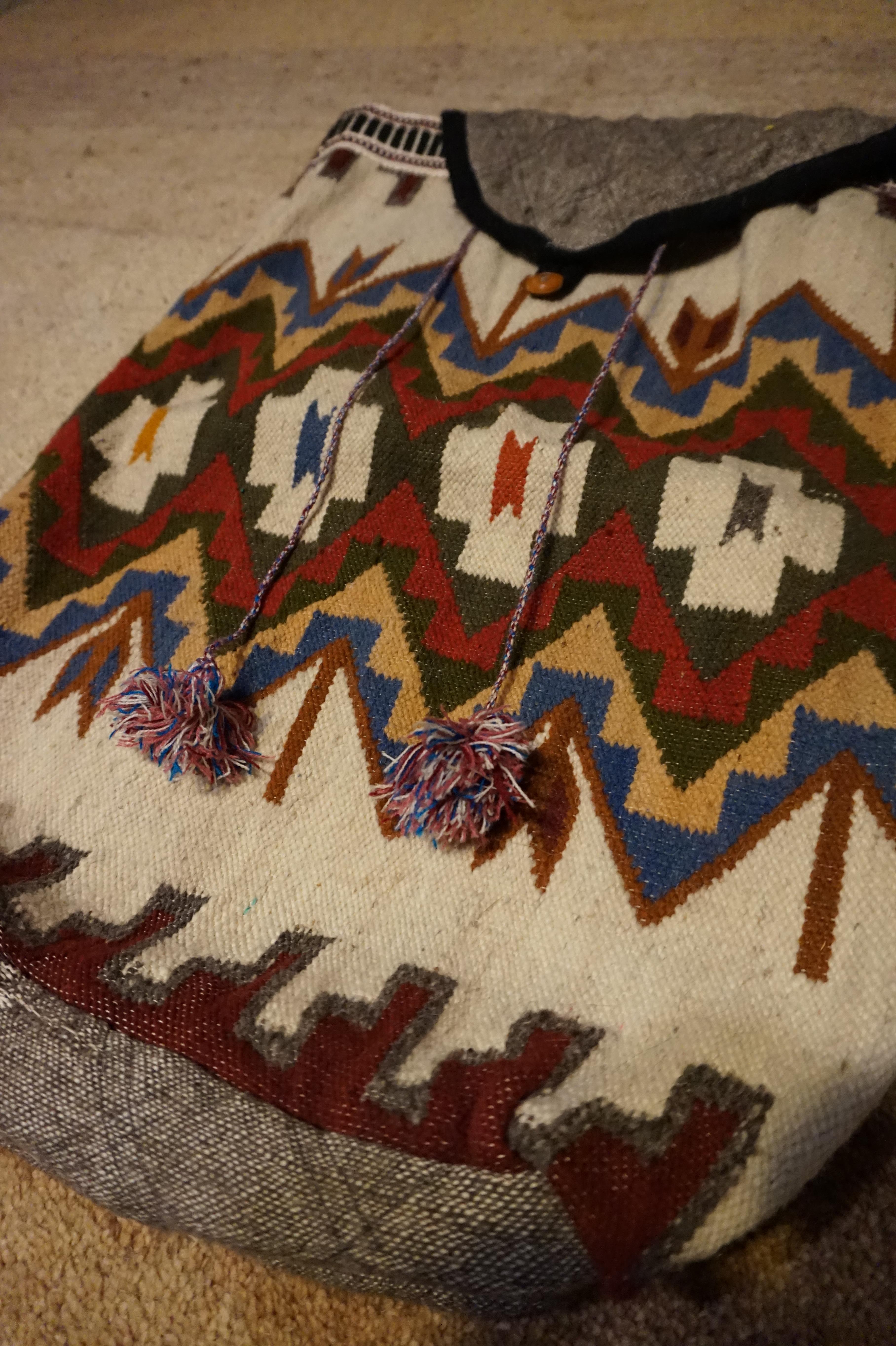 Türkischer handgeknüpfter Stammesrucksack mit Babytrage. Großes Format. Seltene und in gutem Zustand mit Farben noch lebendig,

etwa 1940er Jahre.