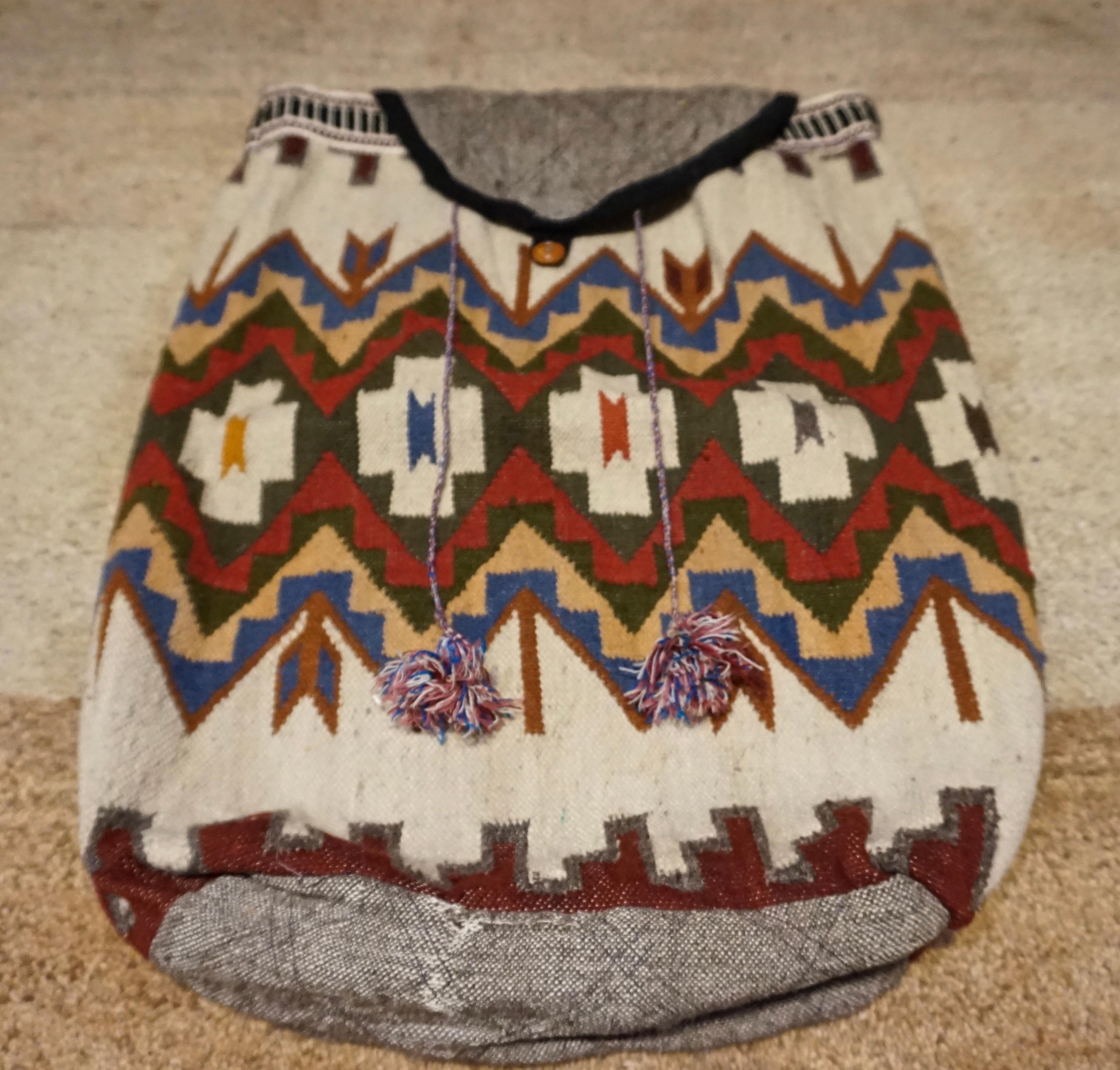 Tribal Grand sac à main antique pour bébé en forme de sac à main noué à la main, de style tribal turc Sumak en vente