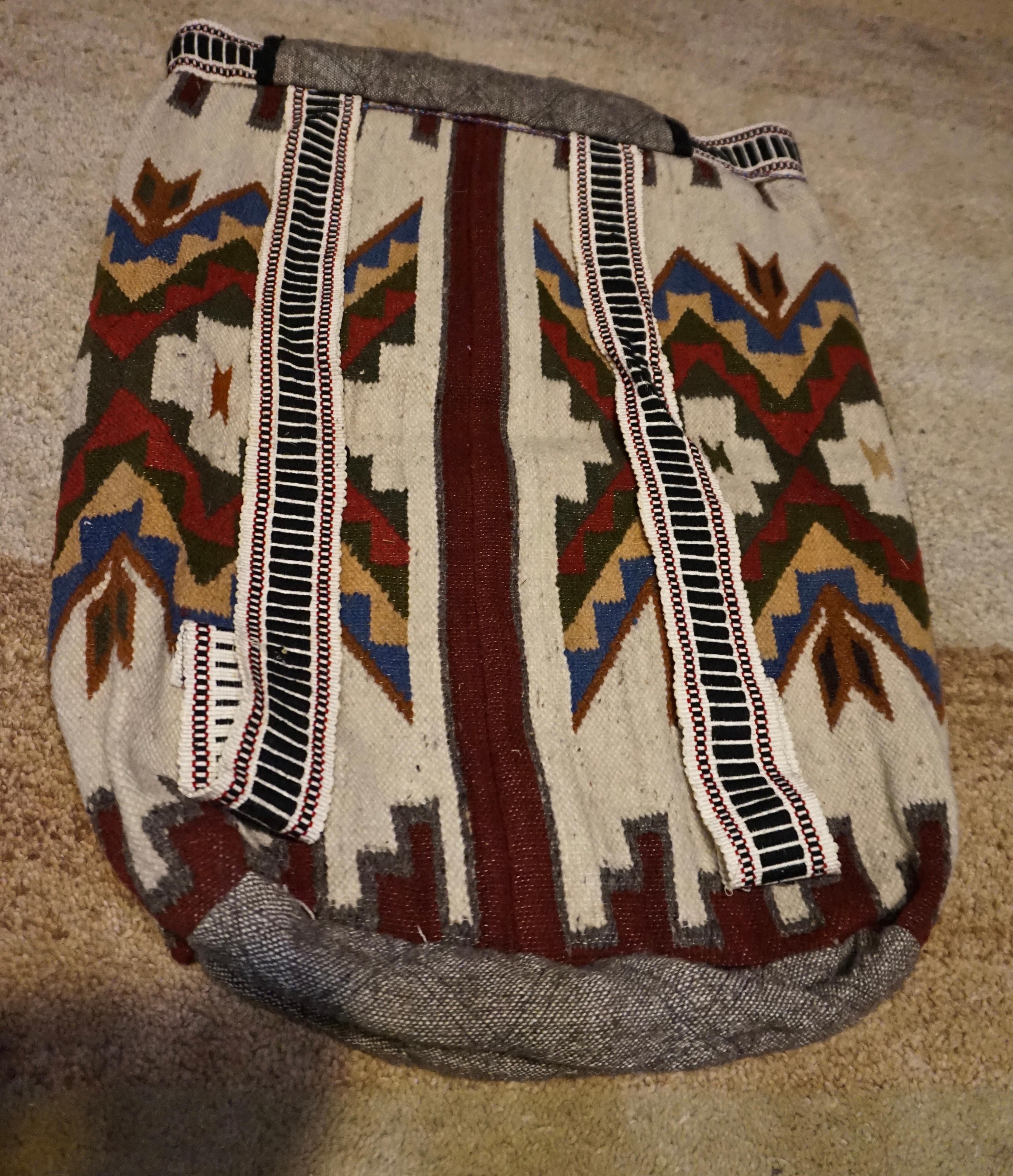 Grand sac à main antique pour bébé en forme de sac à main noué à la main, de style tribal turc Sumak Bon état - En vente à Vancouver, British Columbia