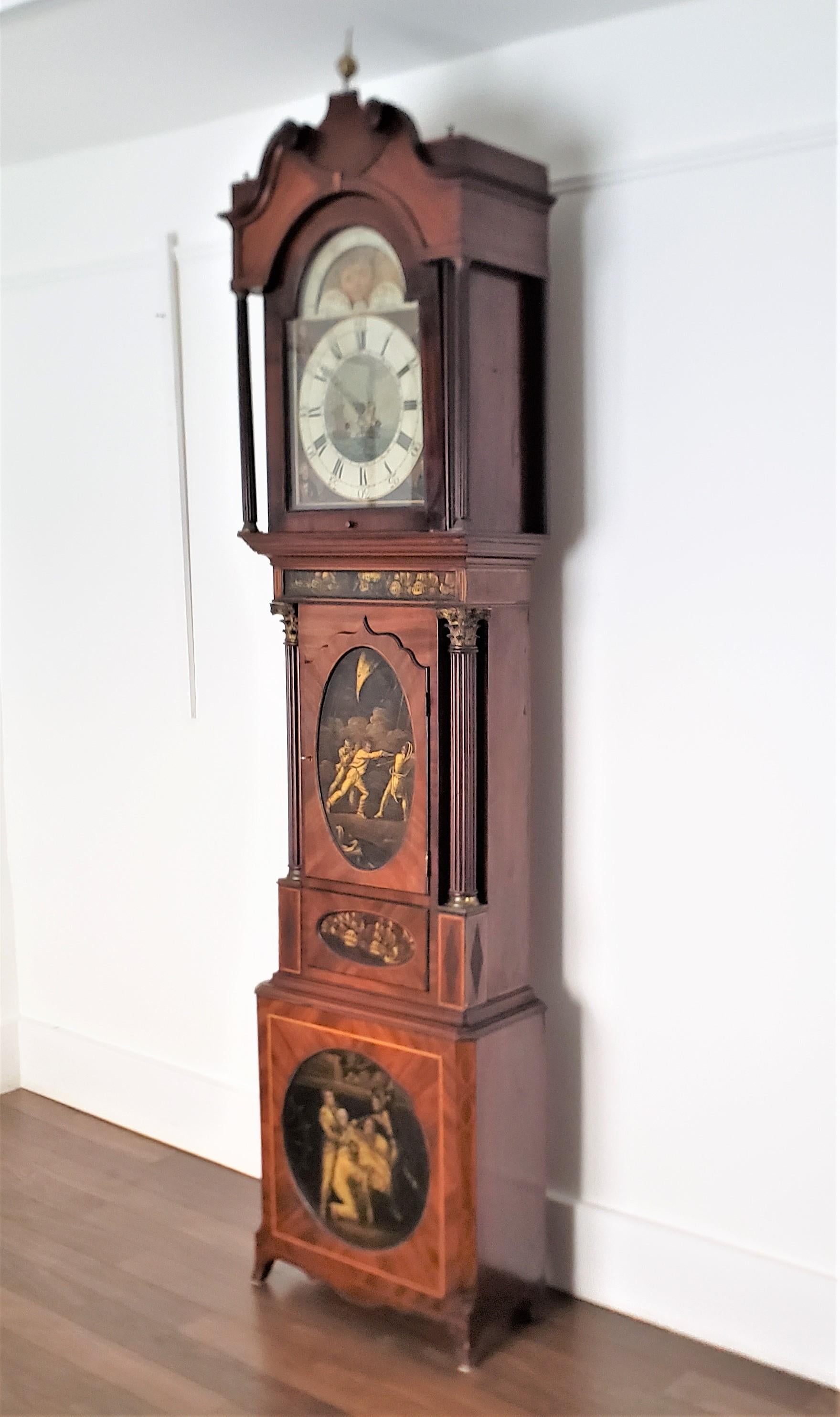 Cette très grande et substantielle horloge grand-père antique a été fabriquée en 1805 par William Whitaker d'Angleterre et peinte à la main par Alker de Wigen pour commémorer la vie et la mort de l'amiral Lord Nelson. Les panneaux peints à la main,