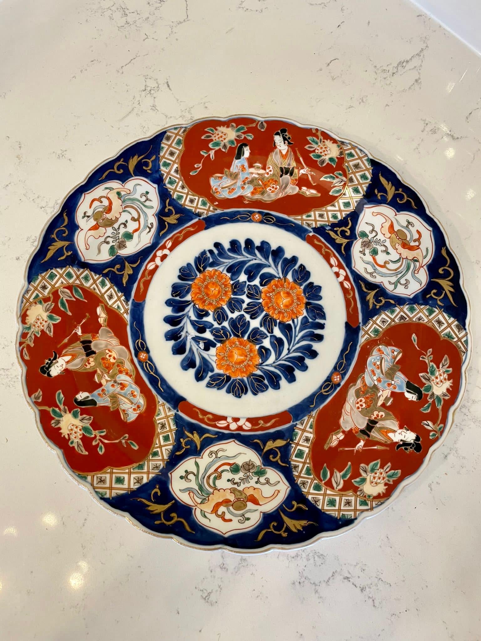 Large Antique Hand Painted Japanese Imari Charger In Good Condition In Suffolk, GB