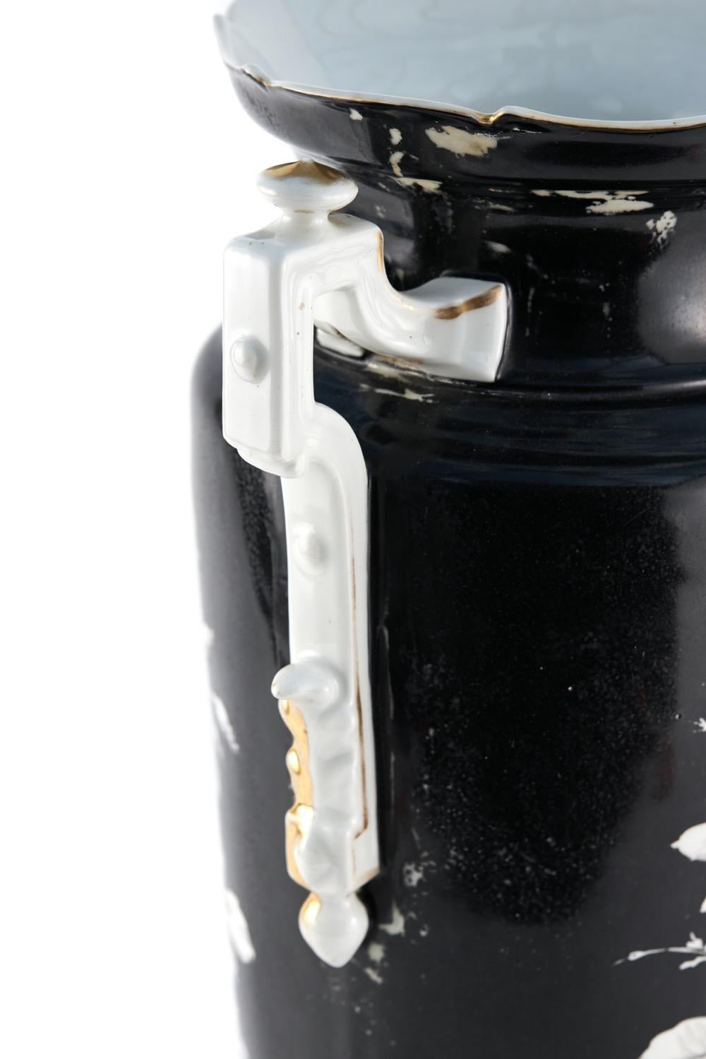 Il s'agit d'un grand vase ancien en verre opaque peint à la main, avec des anses en forme d'or doré et une magnifique décoration d'oiseaux et de fleurs dans des couleurs blanc, jaune et or sur fond noir. Vase de forme classique sur une base