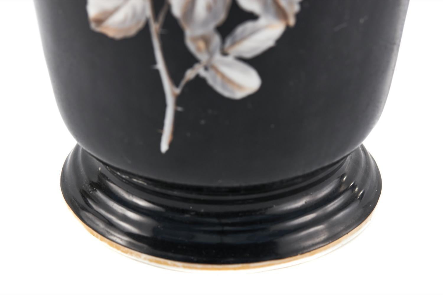 Début de l'époque victorienne Grand vase ancien en verre opaque peint à la main en vente