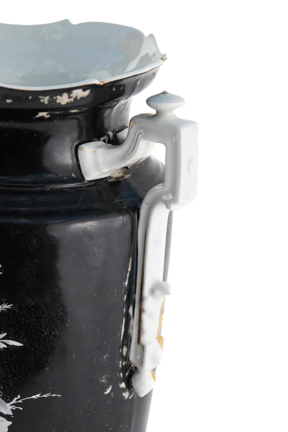XIXe siècle Grand vase ancien en verre opaque peint à la main en vente