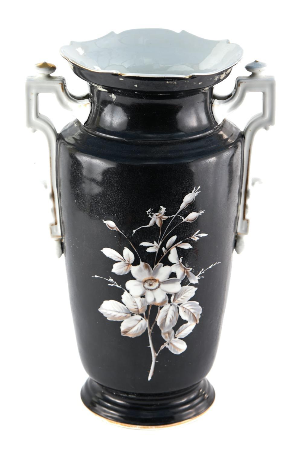 Verre Grand vase ancien en verre opaque peint à la main en vente