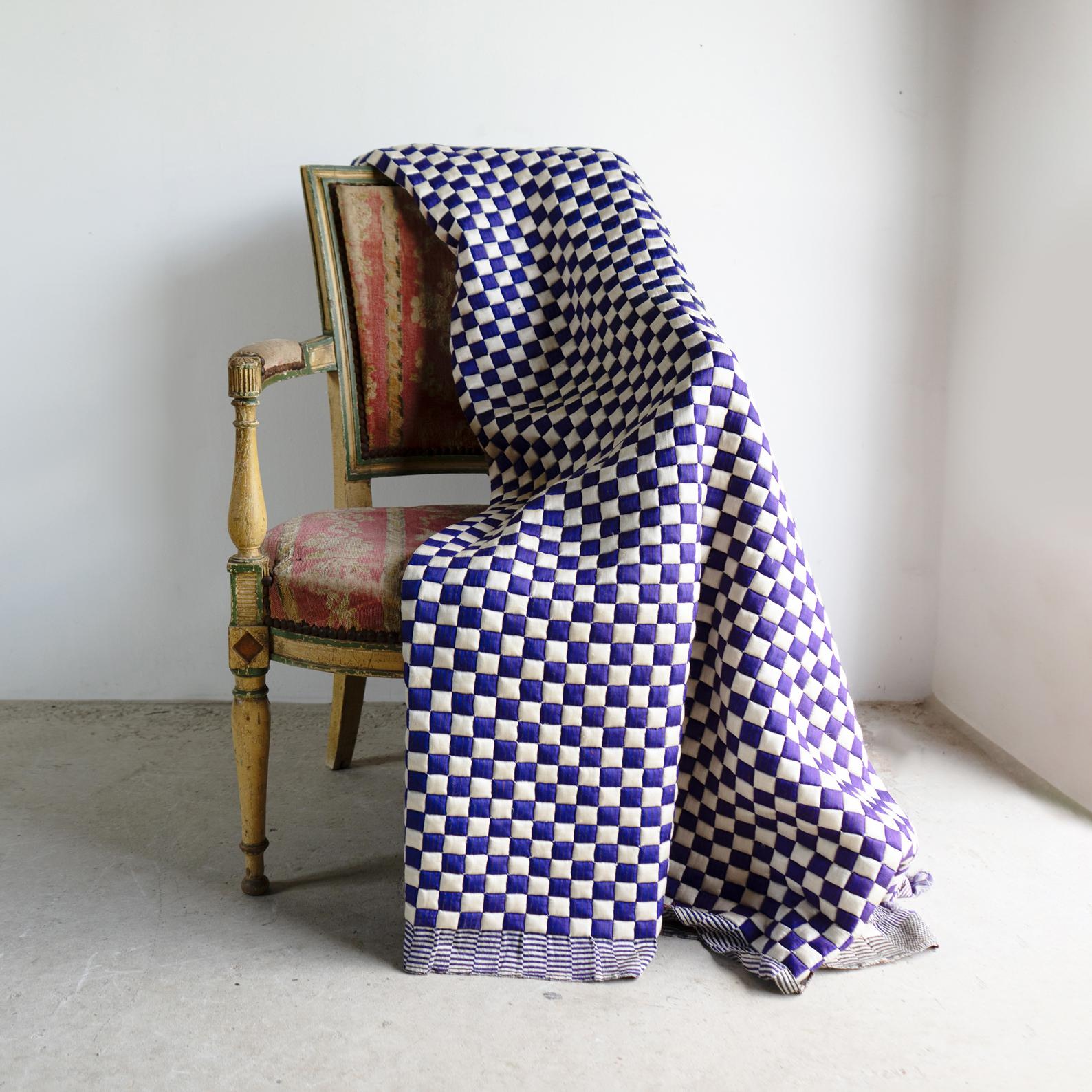 Vintage By

Un quilt double face très décoratif. Entièrement cousu à la main avec des carrés contrastés de soie rayée blanc crème et indigo, avec un losange central contrasté et des coins avec des carrés légèrement gris/bleu.

Bordure à rayures