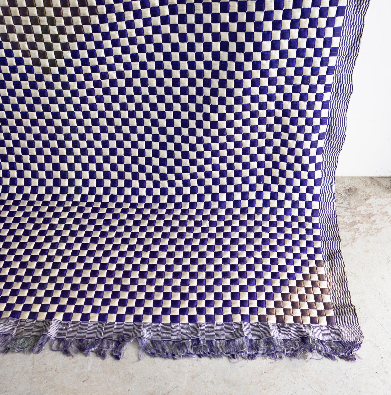 Soie Grande courtepointe ancienne cousue à la main, design en damier, début du 20ème siècle en vente