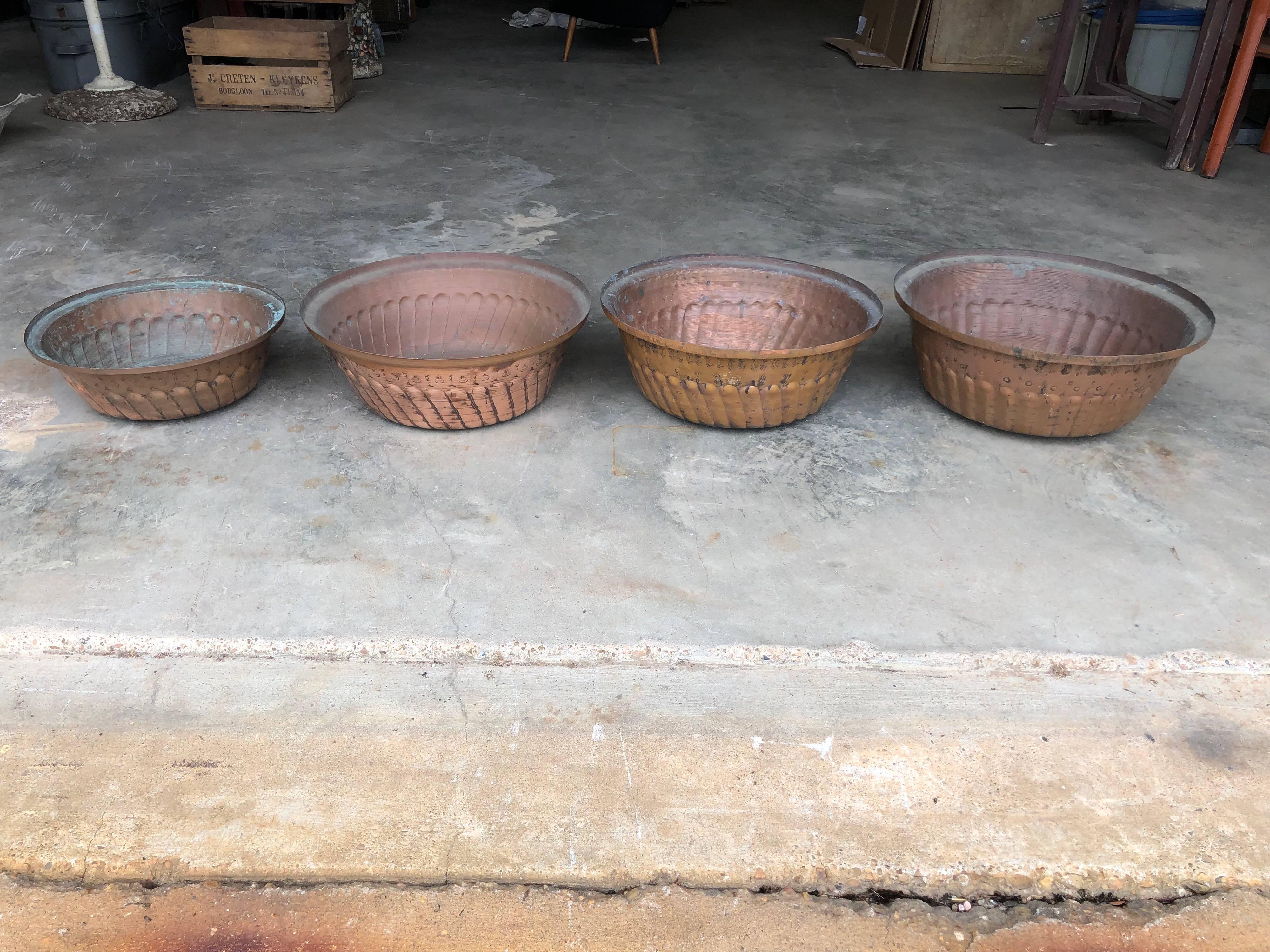 Mauresque Grands bols anciens en cuivre fabriqués à la main au Maroc, vers 1900
