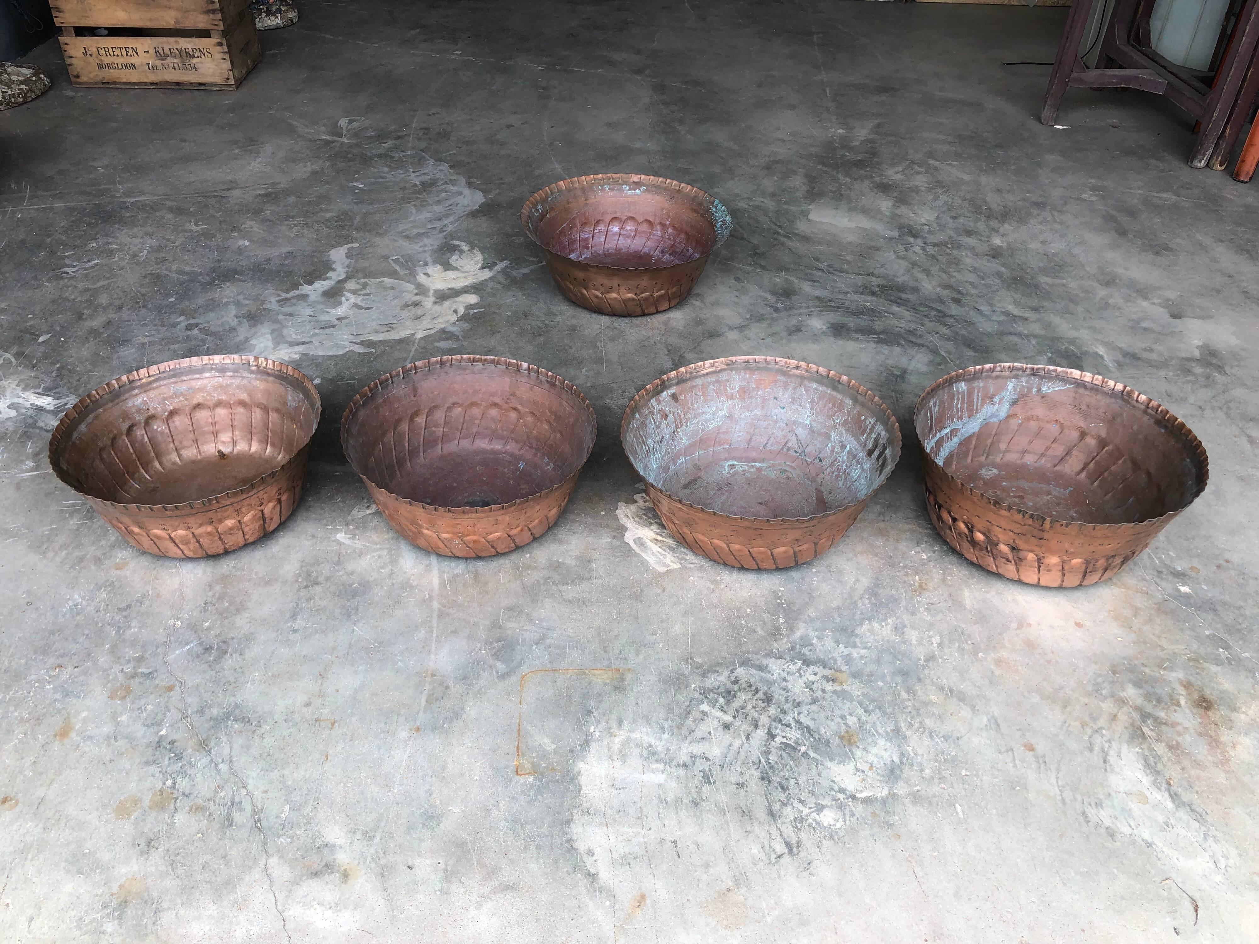 Marocain Grands bols anciens en cuivre fabriqués à la main au Maroc, vers 1900